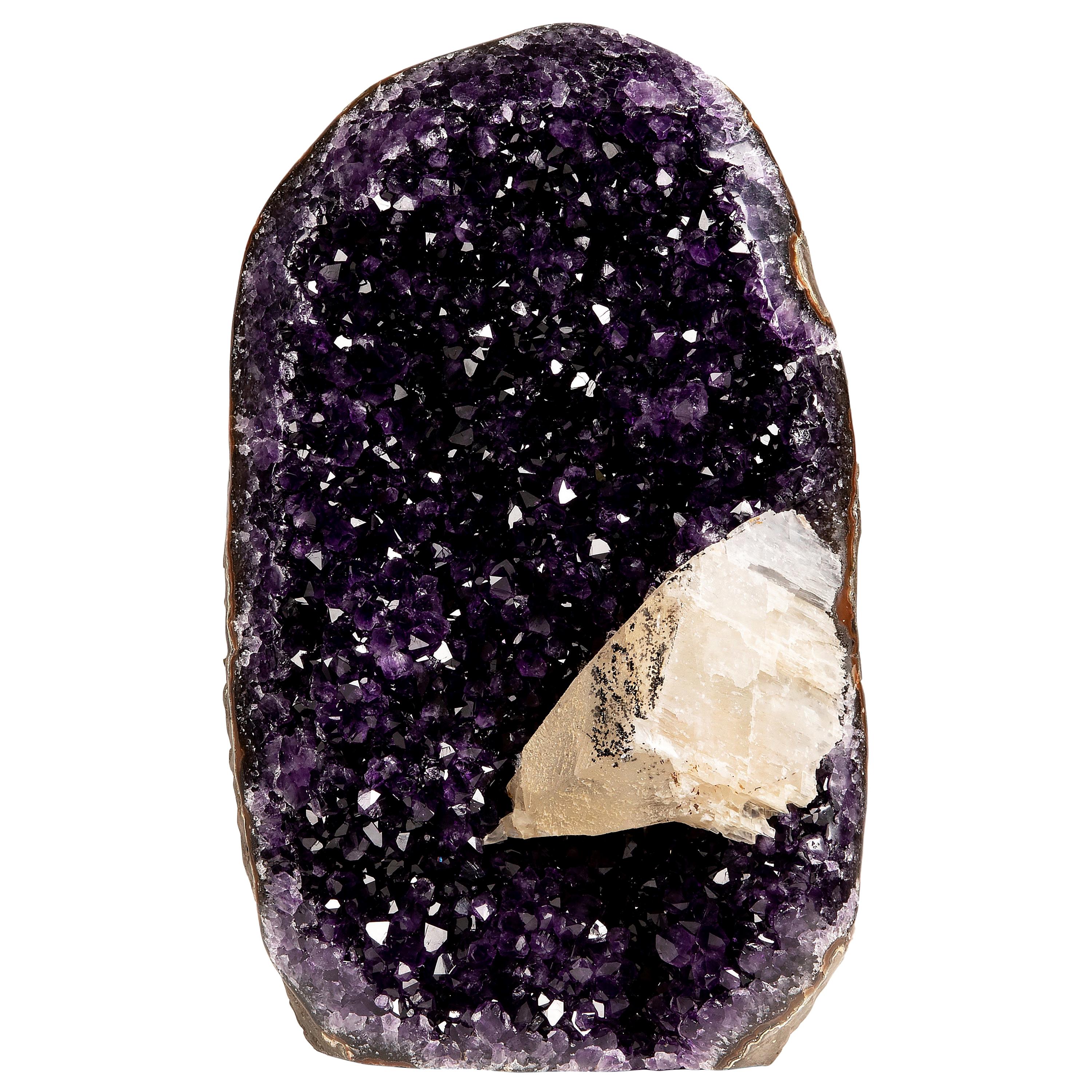 Améthyste violette profonde de haute qualité avec calcite entourée de quartz et de hématite