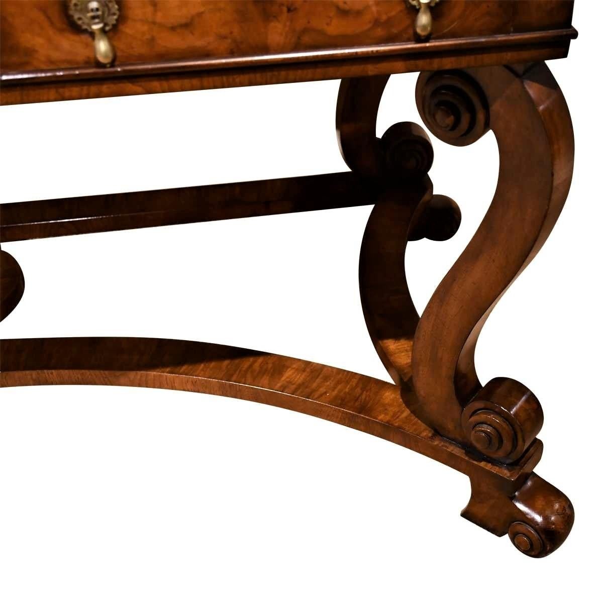 Sculpté à la main Table à écrire/table bibliothèque de haute qualité en bois et noyer de style William & Mary en vente