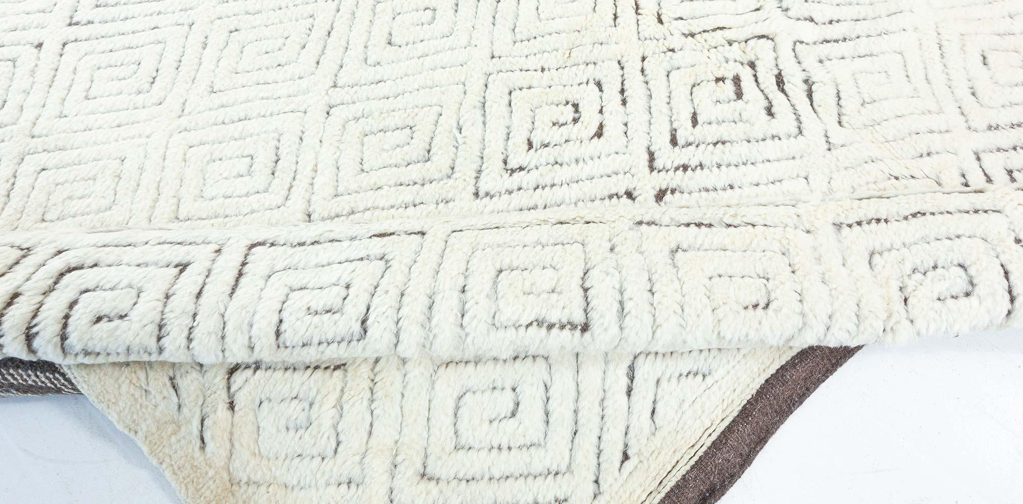 High-quality Extra Large High-Low Lattice Wool Rug by Doris Leslie Blau In New Condition For Sale In New York, NY