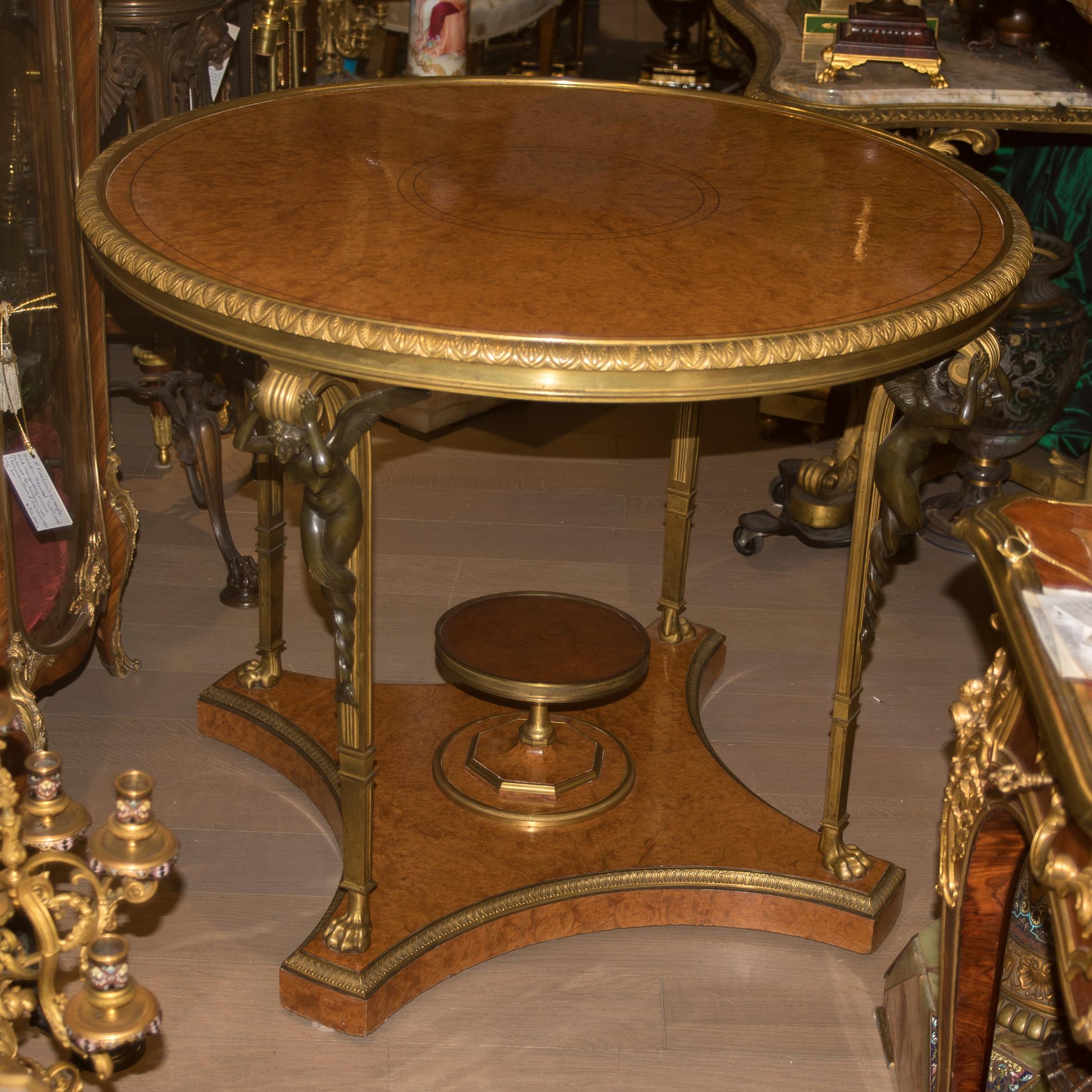 Français Table centrale en bronze doré de grande qualité de François Linke  en vente