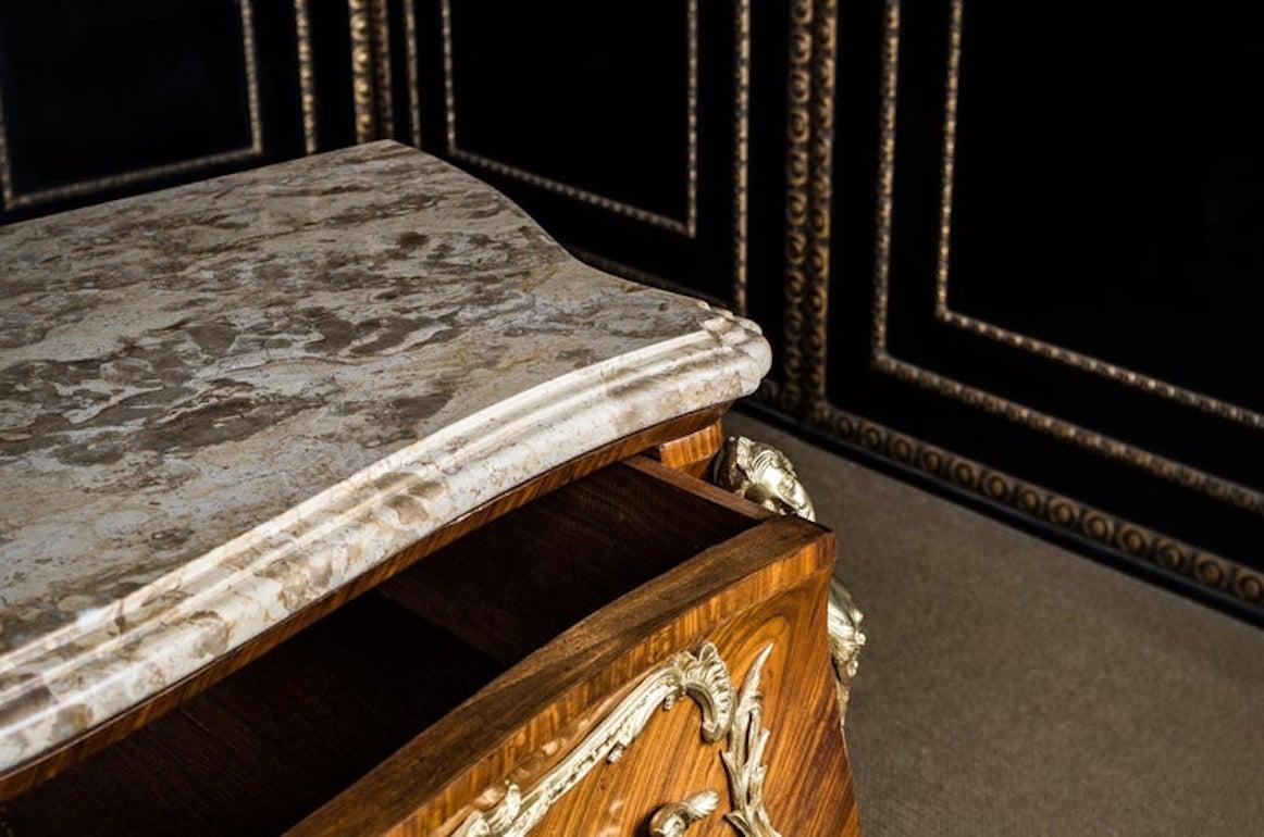 Commode française de haute qualité avec plateau en marbre de style Louis Quinze en vente 9