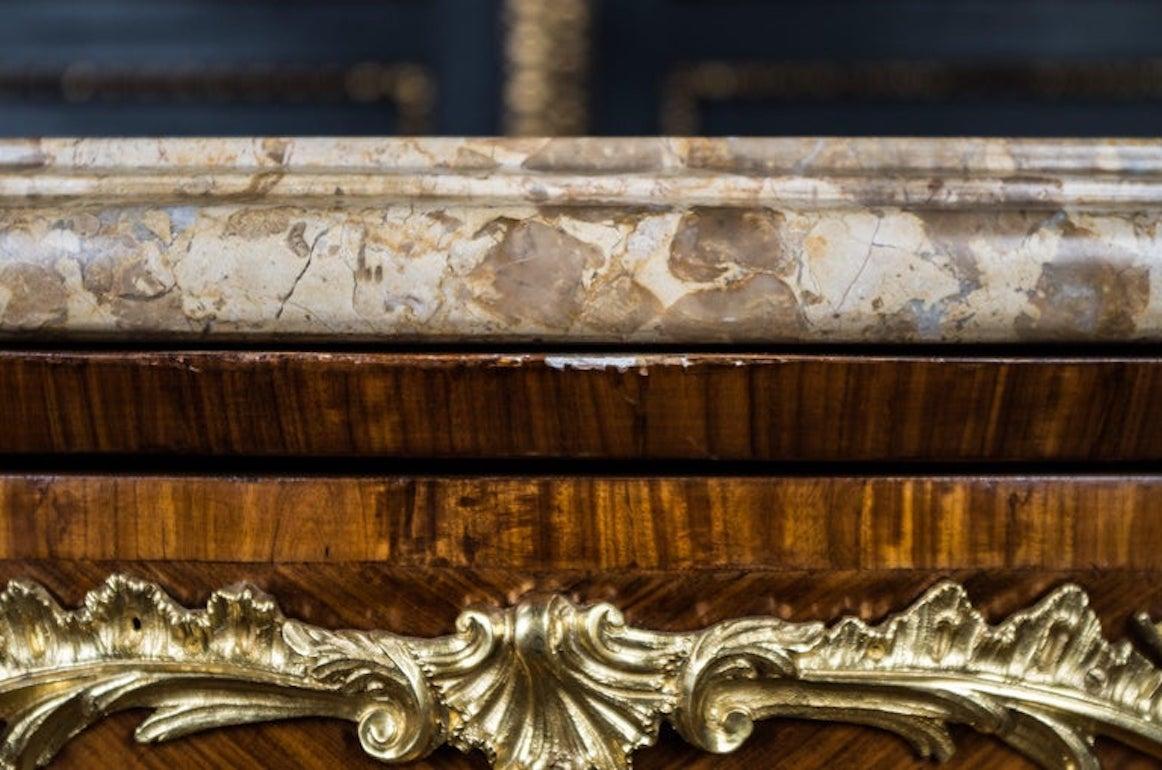 Bois Commode française de haute qualité avec plateau en marbre de style Louis Quinze en vente