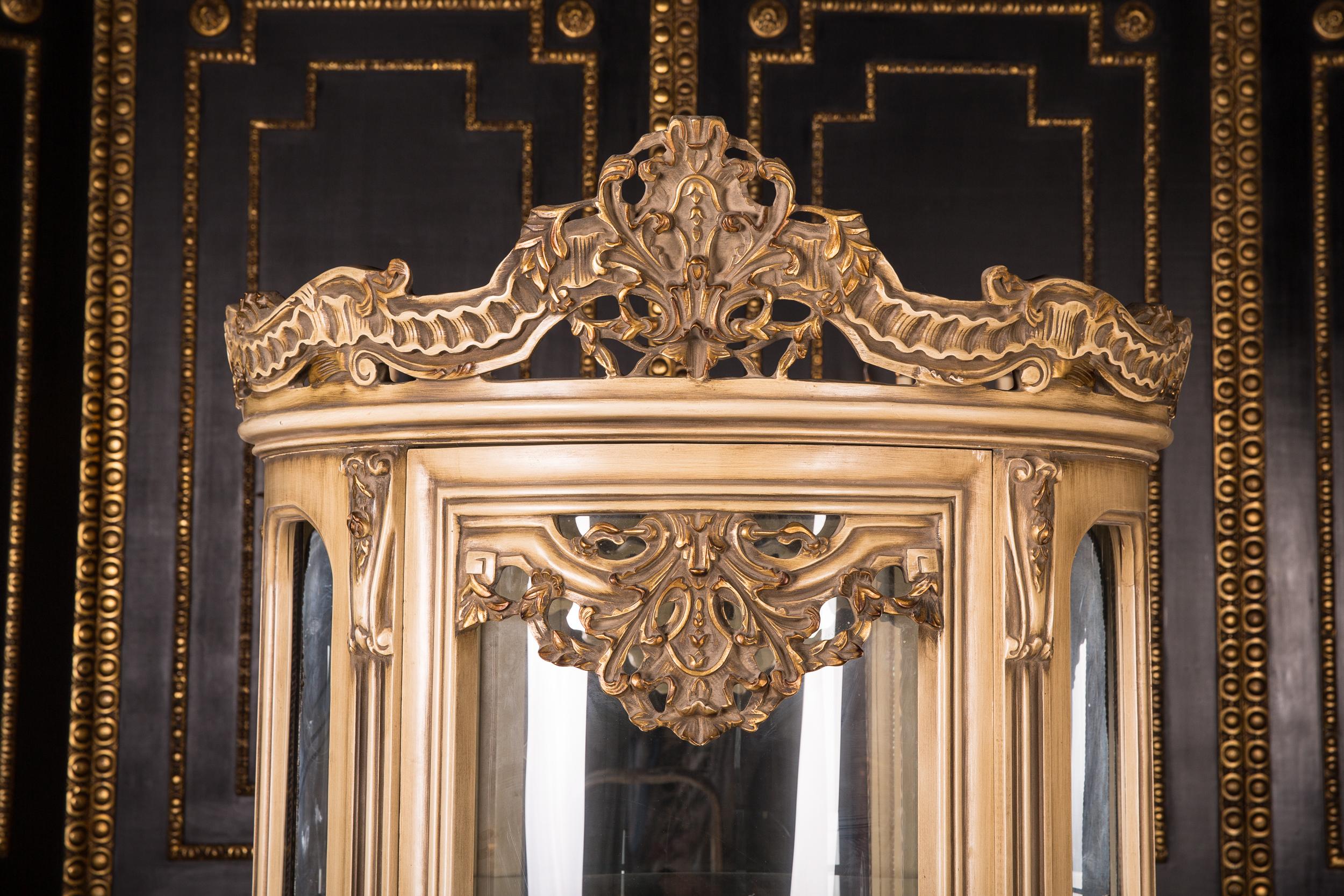 Hand-Carved High Quality French Vitrine in the Louis Quinze Style