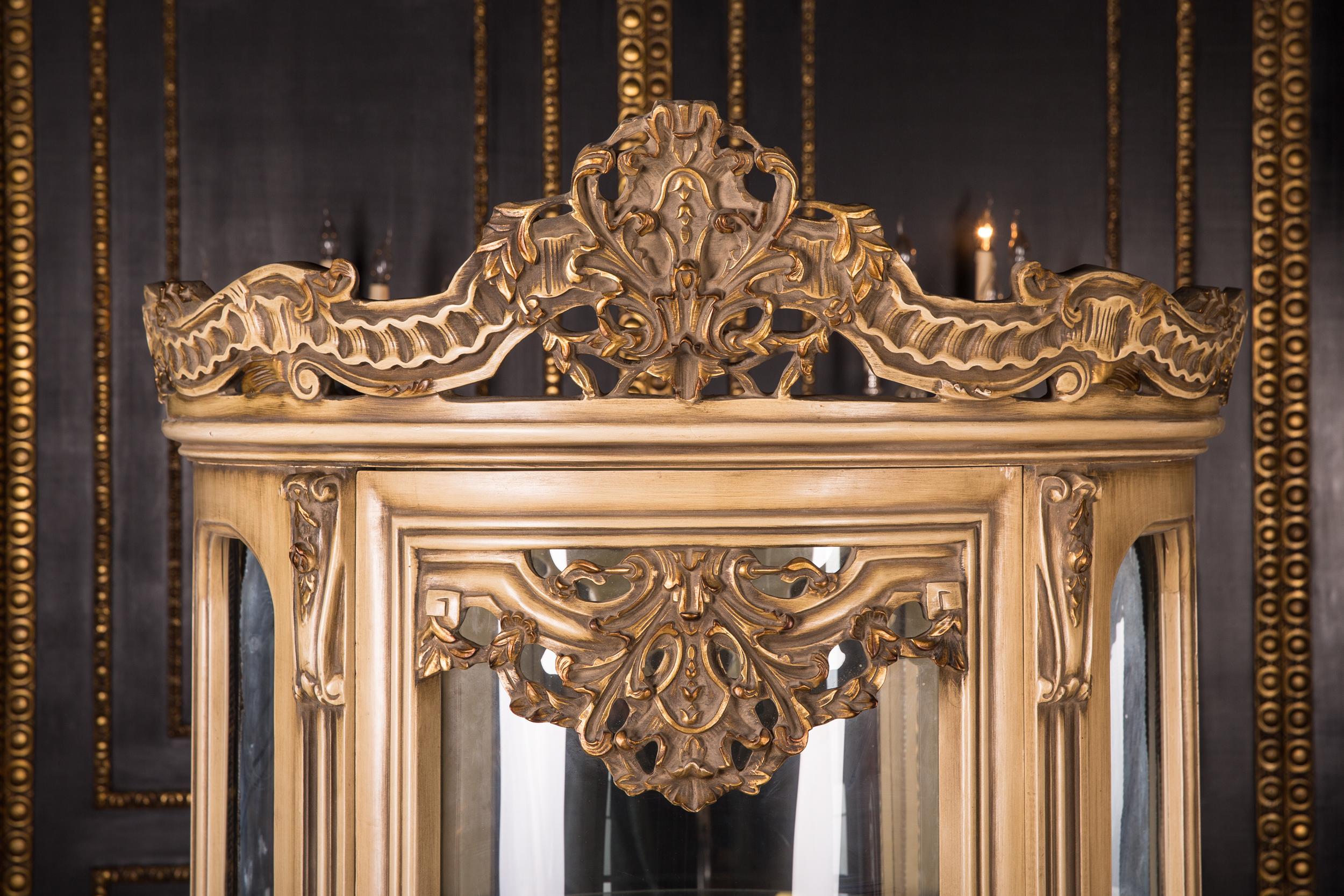 Hand-Carved High Quality French Vitrine in the Louis Quinze Style