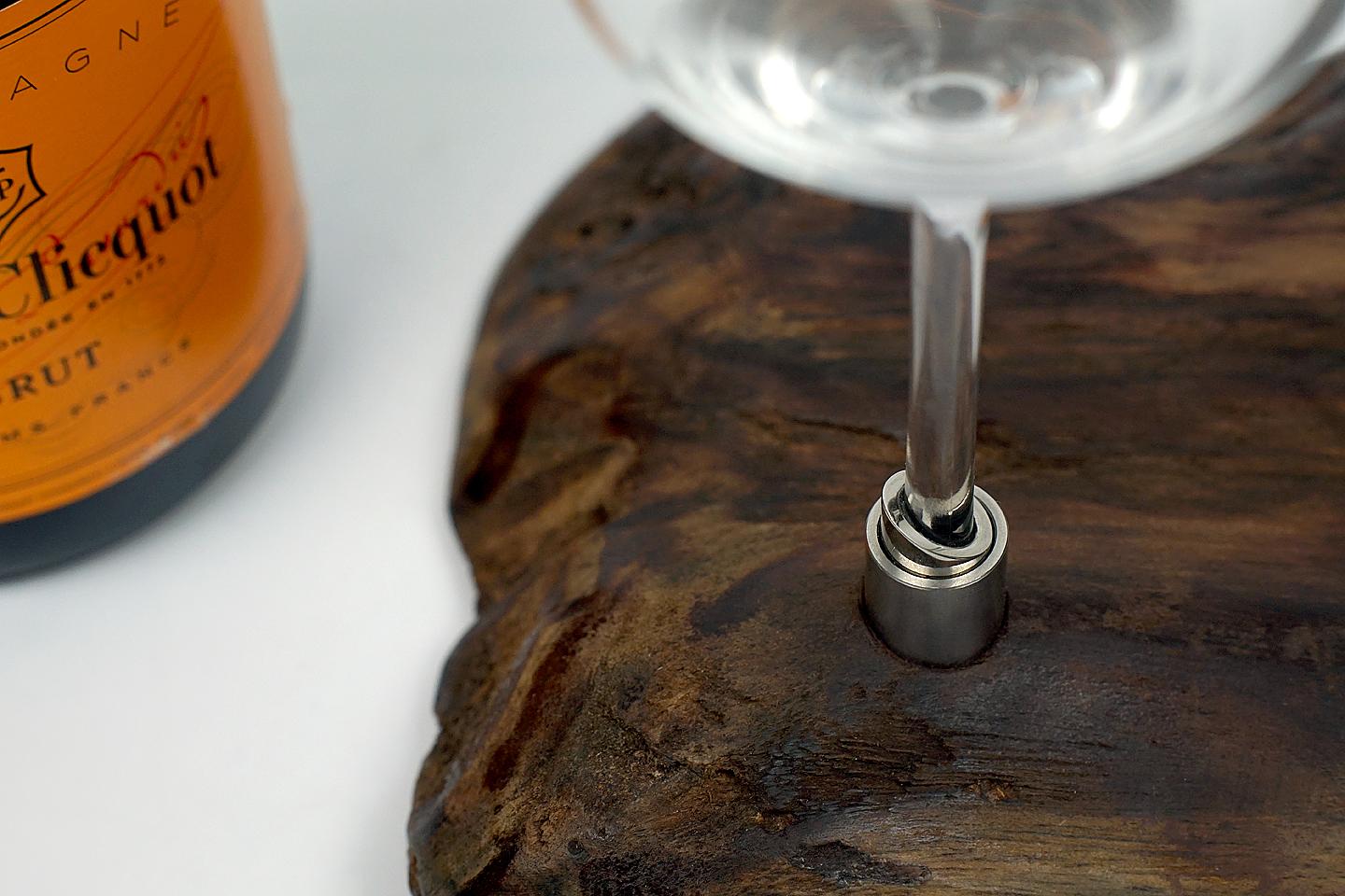 Hochwertige Gläser auf Sonokiling-Holz mit Swarovski-Kristallen verziert.

Schöner organischer Holzteller aus Sonokiling mit 2 weißen Weingläsern und atemberaubenden Swarovski Kristalldetails.