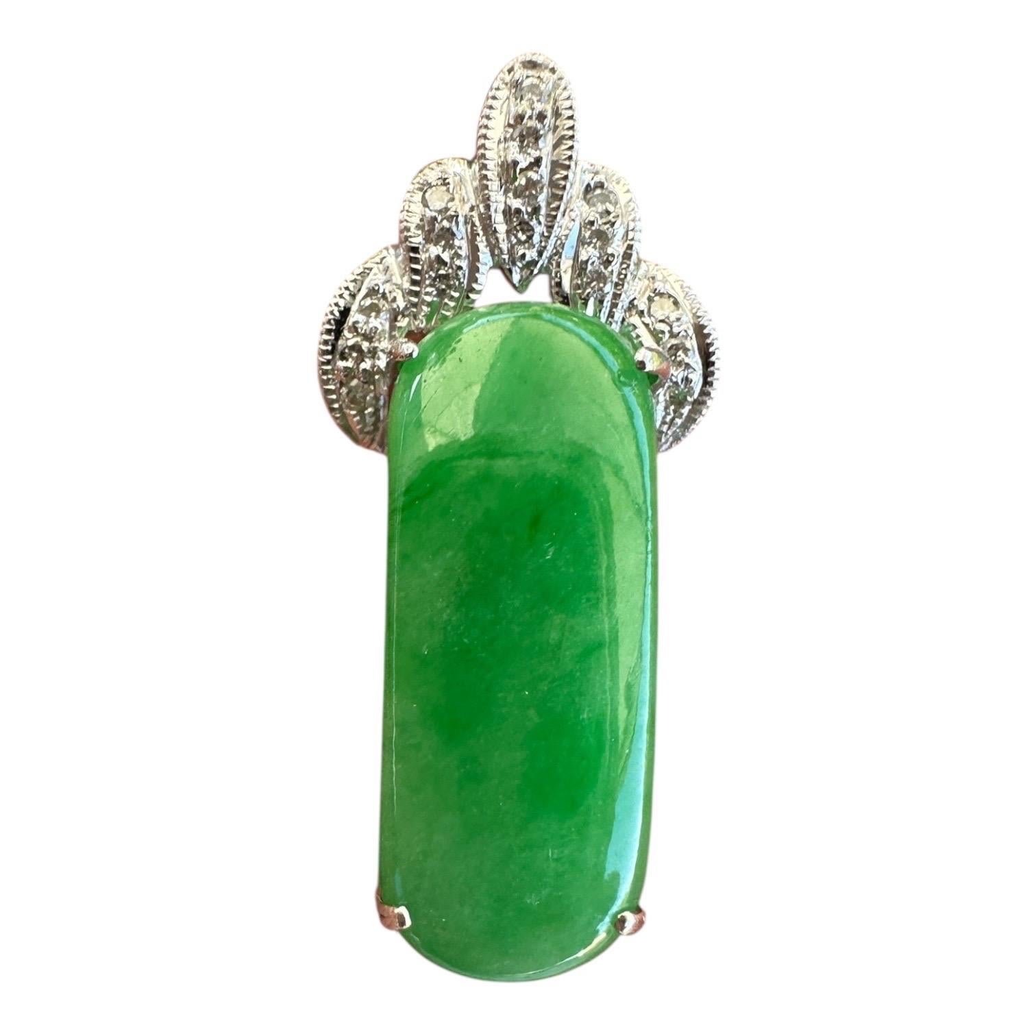 Questo ciondolo in giadeite verde di grado A di alta qualità presenta un design unico a forma di peapod ornato da una pietra principale bianca e verde. Realizzato in oro bianco 18 carati, questo pendente include anche una pietra di diamante