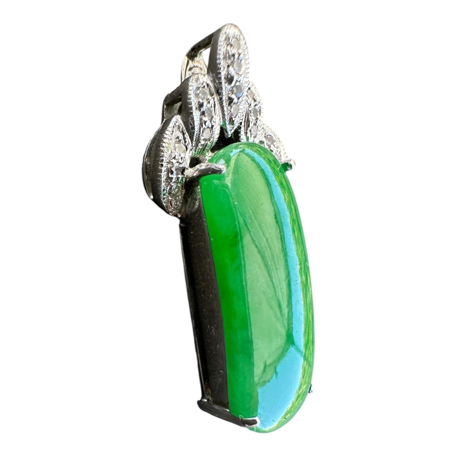 Contemporaneo Giadeite verde di alta qualità 18k WG con diamante da 16ct  Ciondolo in vendita