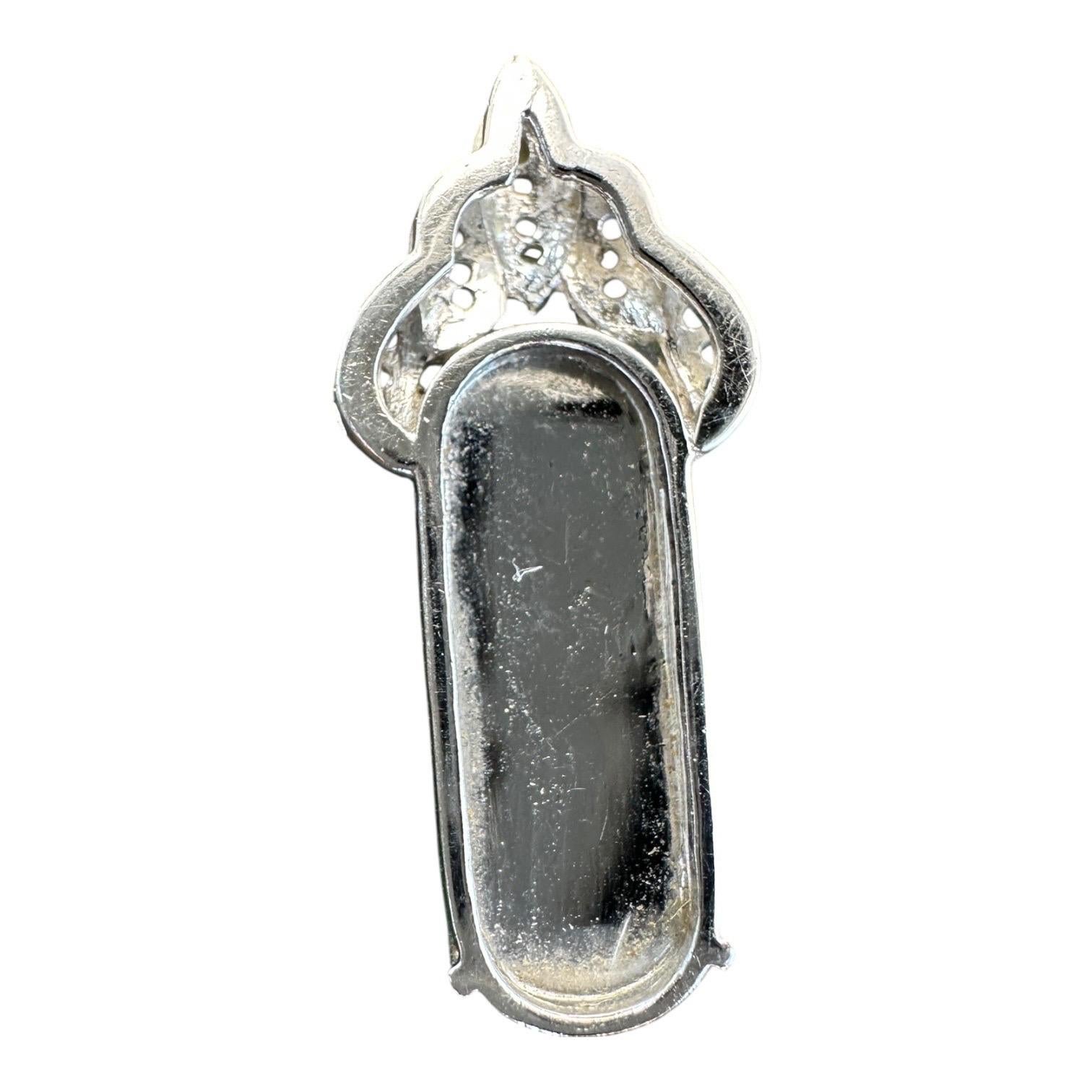 Taglio baguette Giadeite verde di alta qualità 18k WG con diamante da 16ct  Ciondolo in vendita