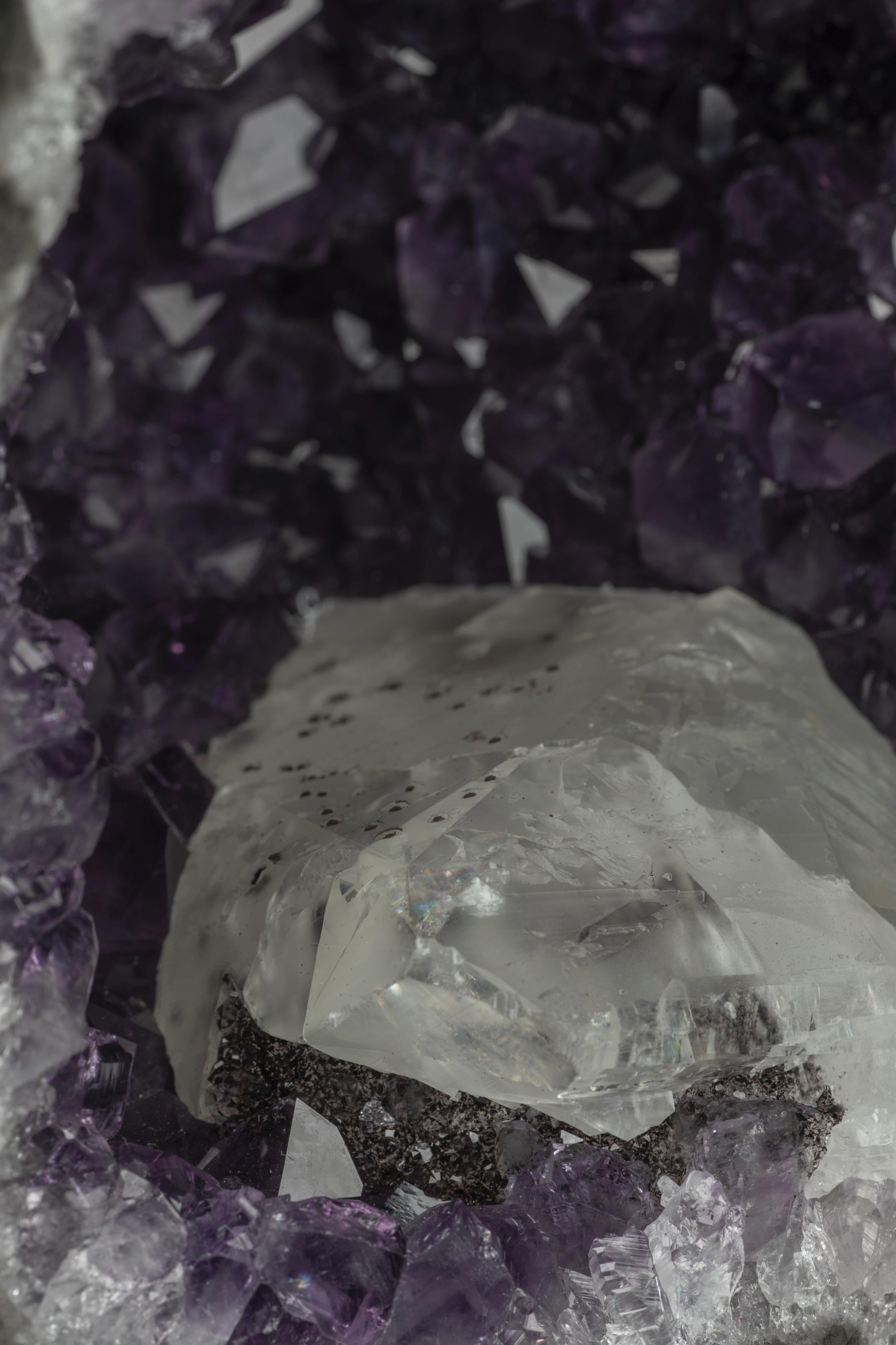 High Quality Half Amethyst Geode with Calcite Formation In Good Condition For Sale In London, GB
