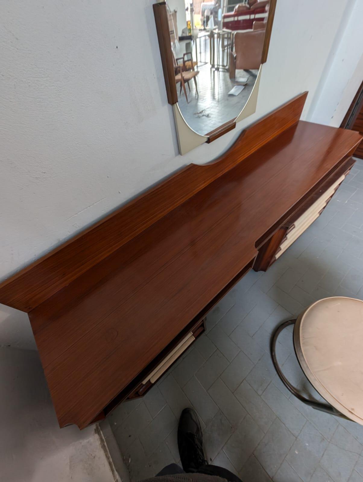 Dieser hochwertige Frisiertisch wurde von dem italienischen Designer Vittorio Dassi entworfen und in den 1950er Jahren in Italien hergestellt. Das Schminktisch-Set besteht aus 3 Teilen: dem Hauptmöbelstück, dem Spiegel und dem Hocker. Das
