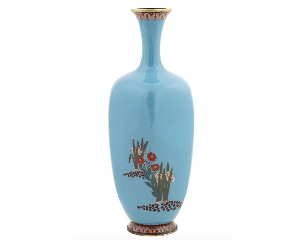 Eine hochwertige japanische Vase aus der Meiji-Ära, mit Cloisonné-Email und Silberdraht. Die Vase hat einen amphorenförmigen Körper und einen schmalen Hals. Das Geschirr ist mit einem polychromen Bild von blühenden Blumen, Pflanzen und Bäumen in