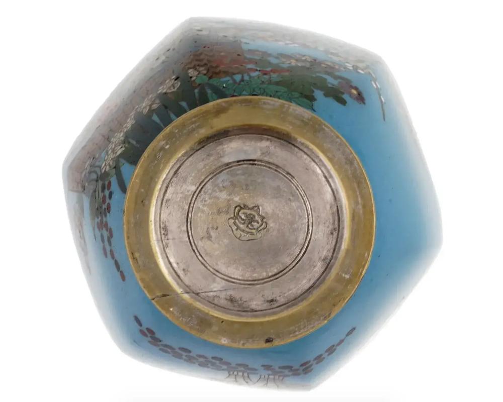 Hochwertige japanische Meiji-Cloisonné-Emaille-Silberdraht-Vase von hoher Qualität im Zustand „Gut“ im Angebot in New York, NY