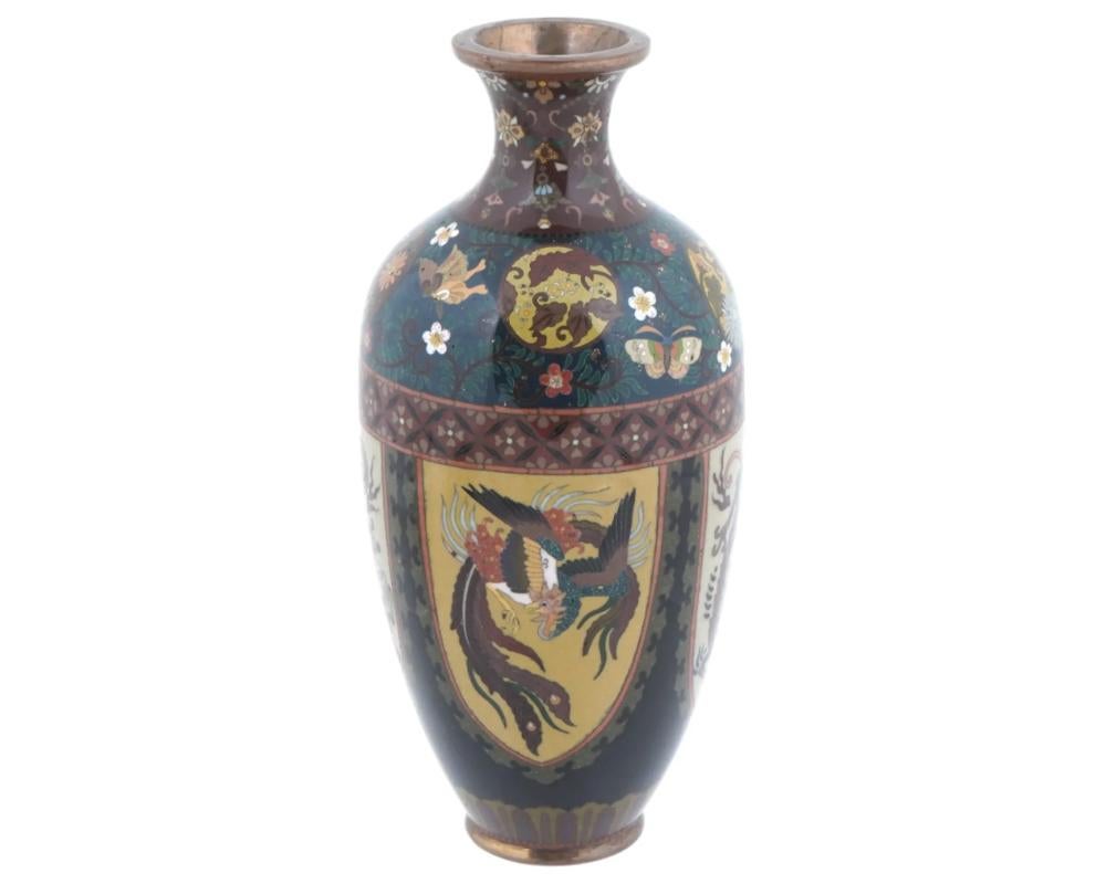 Vaso in rame smaltato di alta qualità dell'epoca Meiji. Il vaso a forma di urna è smaltato con medaglioni policromi con disegni di uccelli e draghi Phoenix circondati da motivi floreali e fogliame realizzati con la tecnica Cloisonne. La parte