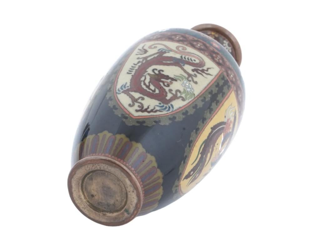 Vaso di alta qualità in smalto cloisonne giapponese con drago e uccello fenice In condizioni buone in vendita a New York, NY