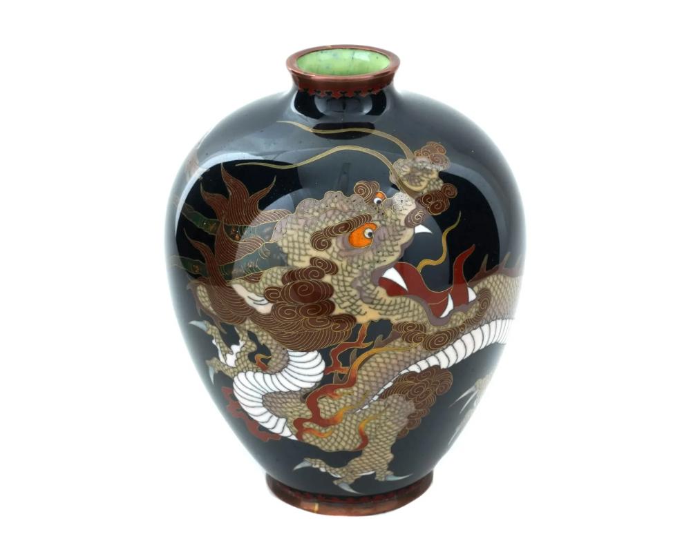 Un vaso antico giapponese di alta qualità, del tardo periodo Meiji, con smalto su rame. Il vaso di forma globulare con un collo corto e stretto. Il manufatto è smaltato con l'immagine policroma di un drago su un fondo nero realizzato con la tecnica