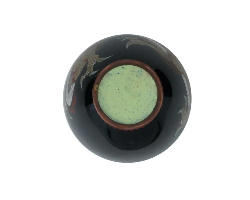 Cloisonné Vaso Cloisonne giapponese di alta qualità con drago verde foresta attribuito a Honda Yos in vendita