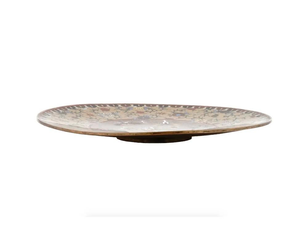 Plato Cargador Antiguo Meiji Japonés Cloisonné Esmalte Oro Piedra Bu en Bueno estado para la venta en New York, NY