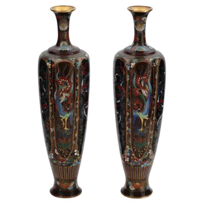Rare paire de vases japonais Meiji en émail cloisonné représentant des dragons et Hoho
