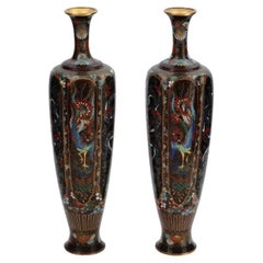 Rare paire de vases japonais Meiji en émail cloisonné représentant des dragons et Hoho