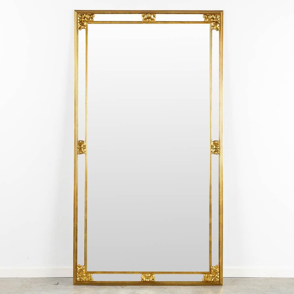 Hochwertiger großer rechteckiger Boden- oder Wandspiegel aus Goldholz von Deknudt

Deknudt
Deerlijk, Belgien; 20. Jahrhundert
Glas, vergoldetes Holz

Ungefähre Größe:  72,75 (H) x 40 (B) x 2 (T) Zoll.

Deknudt ist seit Mitte des 20. Jahrhunderts ein
