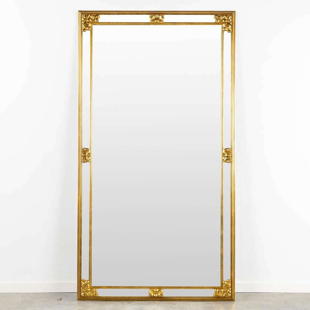 o specchio da terra o da parete in legno dorato rettangolare vintage di alta qualità di Deknudt

Deknudt
Deerlijk, Belgio; XX secolo
Vetro, legno dorato

Dimensioni approssimative:  72,75 (h) x 40 (l) x 2 (p) pollici.

Testimonianza di qualità,