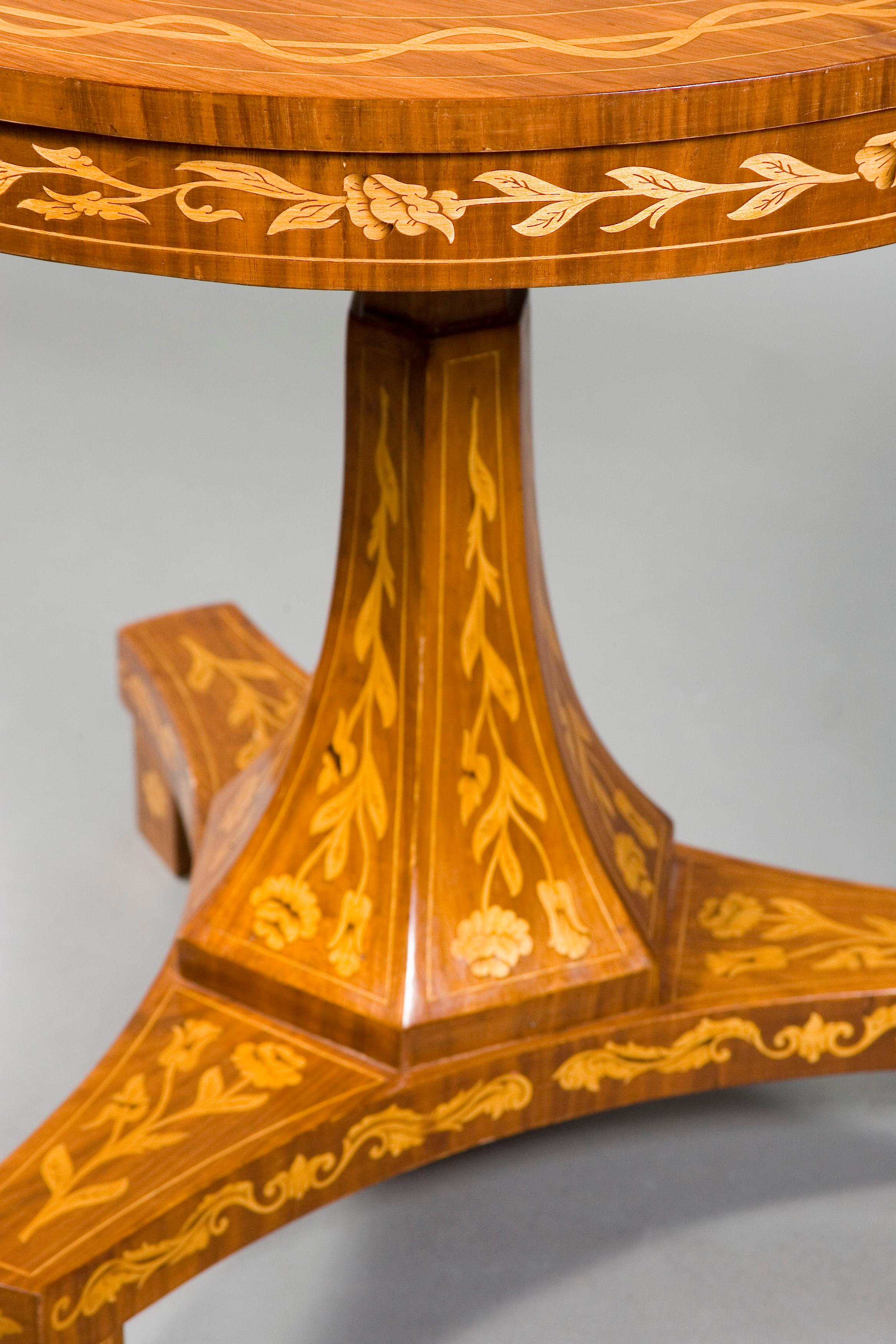 High Quality Marquetry Table in the Biedermeier Style In Good Condition In Berlin, DE