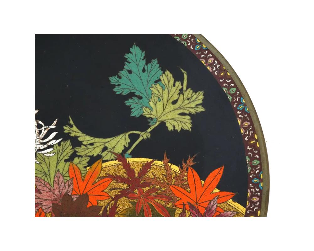 XIXe siècle Assiette japonaise Meiji en émail cloisonné de haute qualité feuilles d'automne Chrysanthème F en vente
