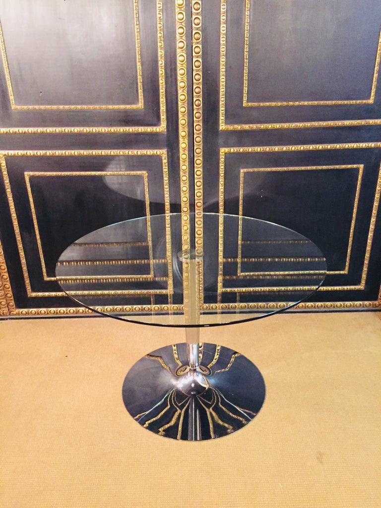 Moderner runder Glastisch von hoher Qualität mit Chromfuß der Marke Calligaris (20. Jahrhundert) im Angebot