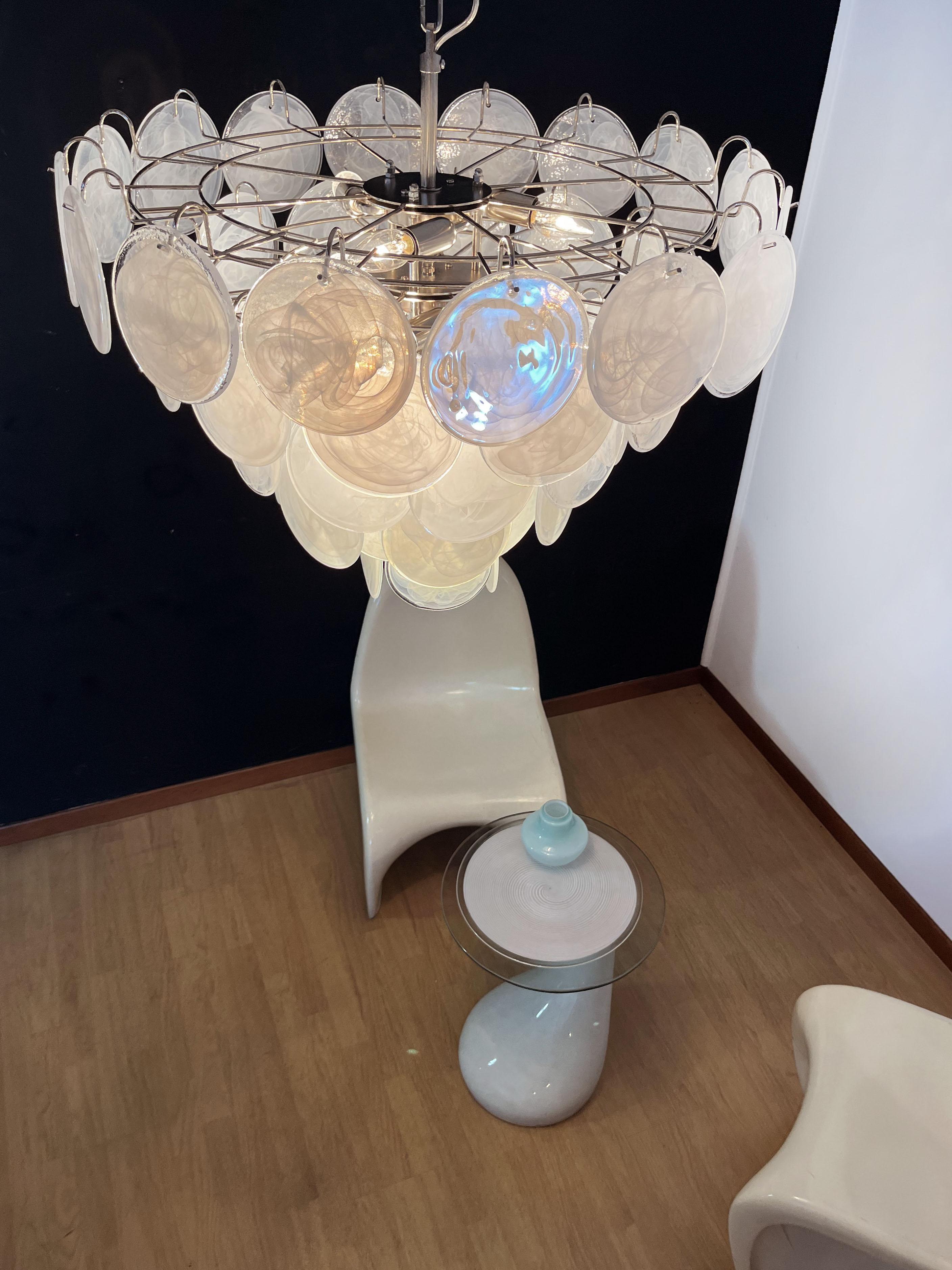 Murano-Kronleuchter, Raumteiler mit 57 weißen albaster- irisierenden Gläsern im Angebot 7