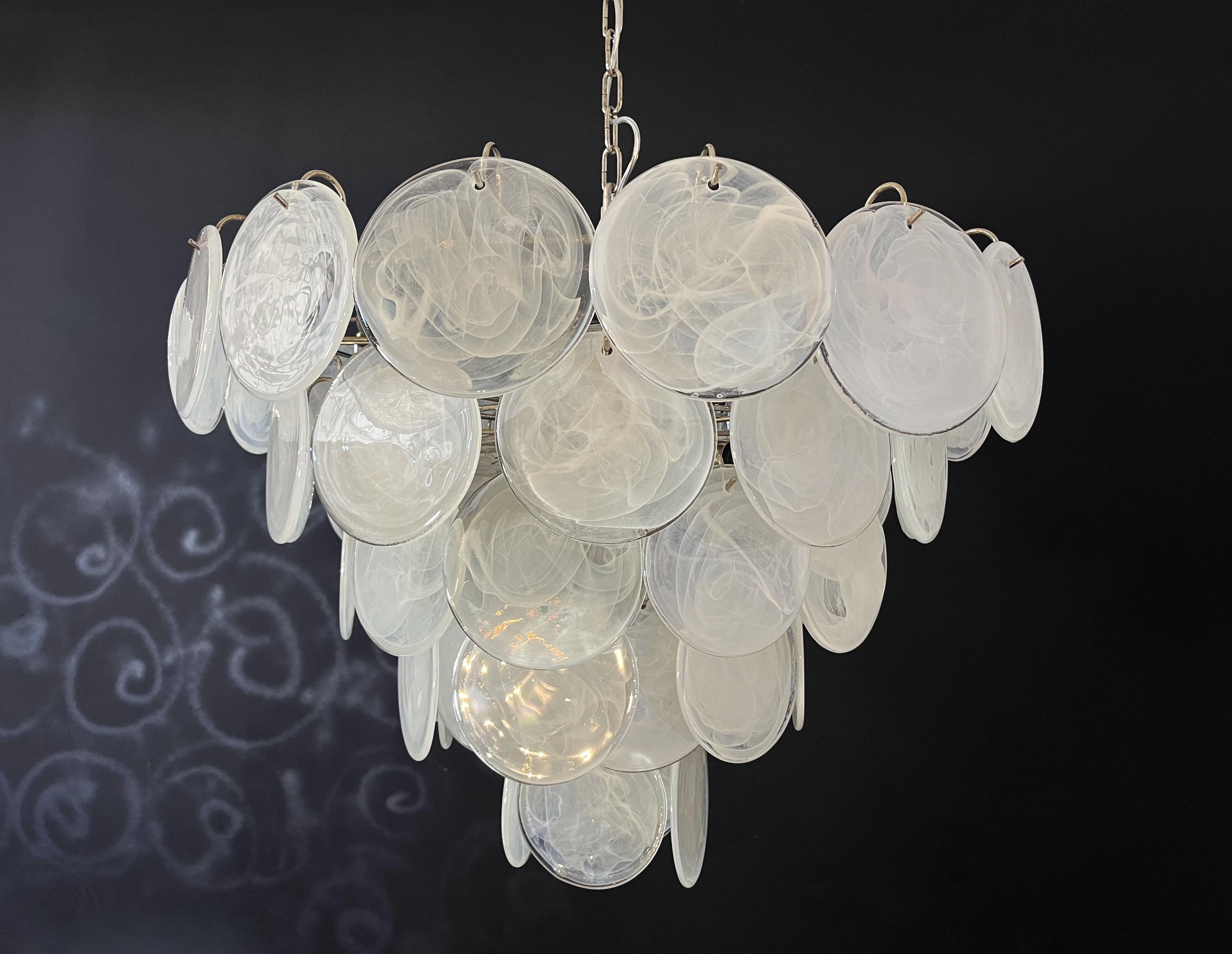 Italienischer Murano-Kronleuchter. Der Kronleuchter besteht aus 57 irisierenden Murano-Glasscheiben in Weiß-Albaster. Die Gläser sind jetzt nicht mehr verfügbar, sie haben die Besonderheit, eine Vielzahl von Farben zu reflektieren, was den