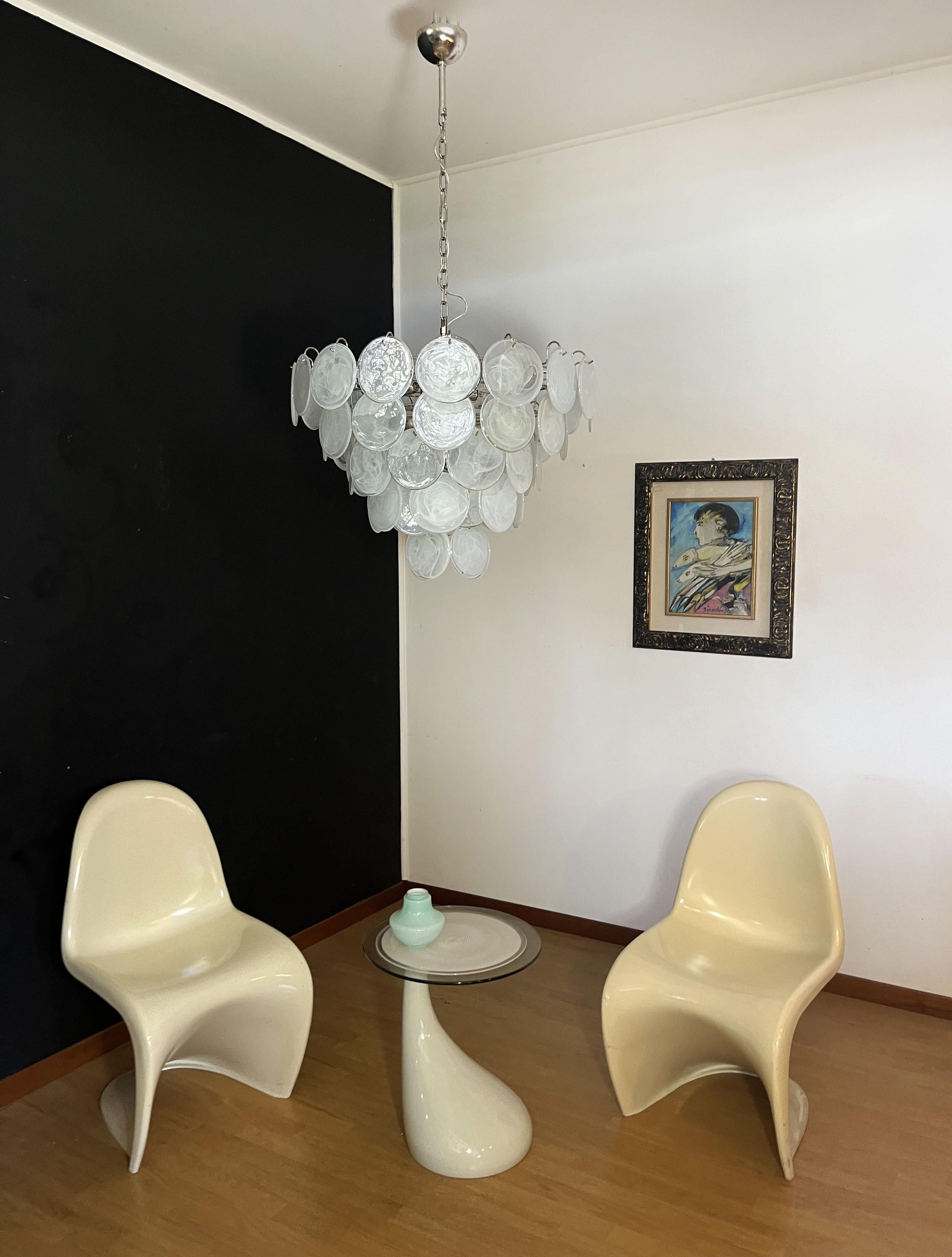 Murano-Kronleuchter, Raumteiler mit 57 weißen albaster- irisierenden Gläsern (Glaskunst) im Angebot