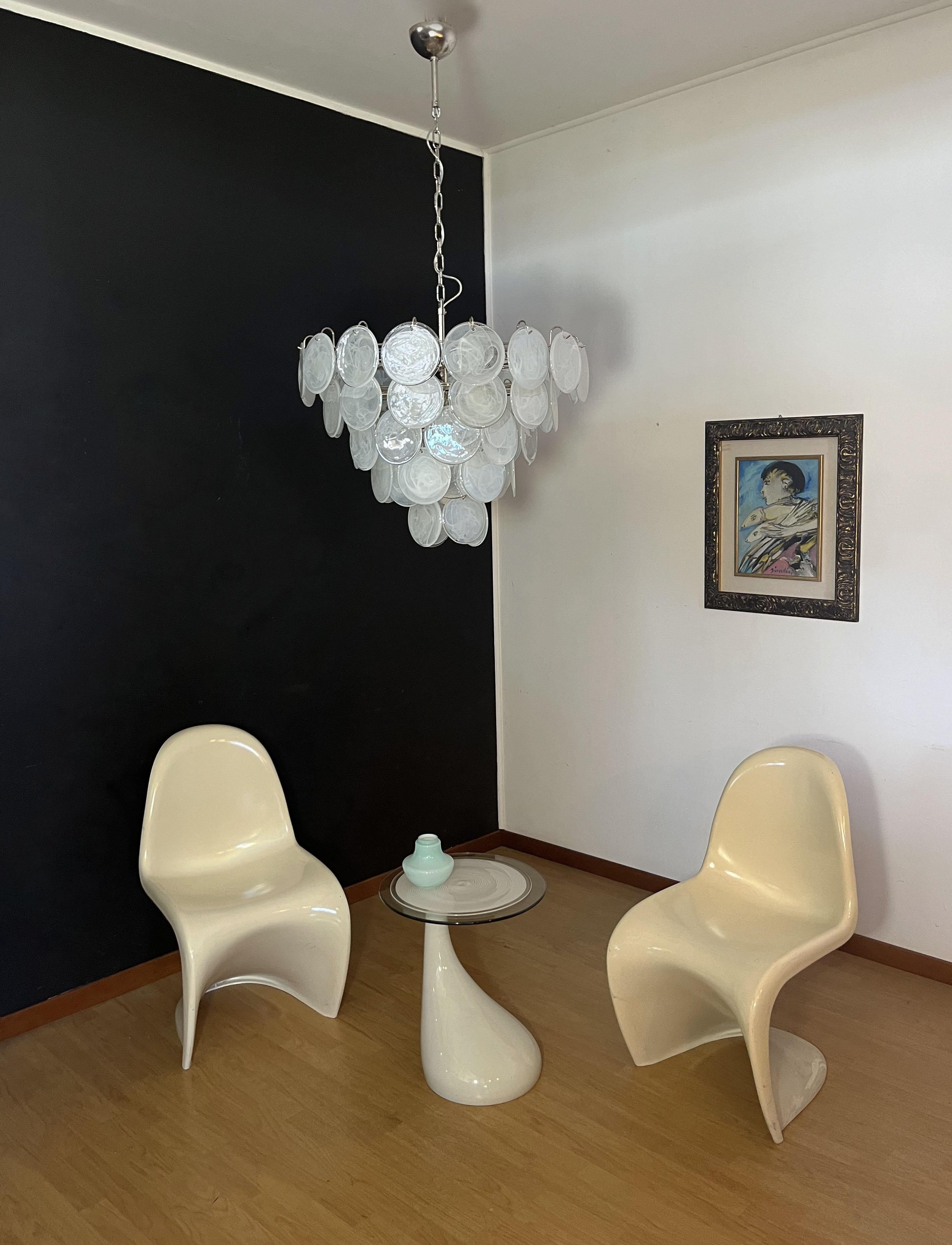 Murano-Kronleuchter, Raumteiler mit 57 weißen albaster- irisierenden Gläsern im Angebot 1