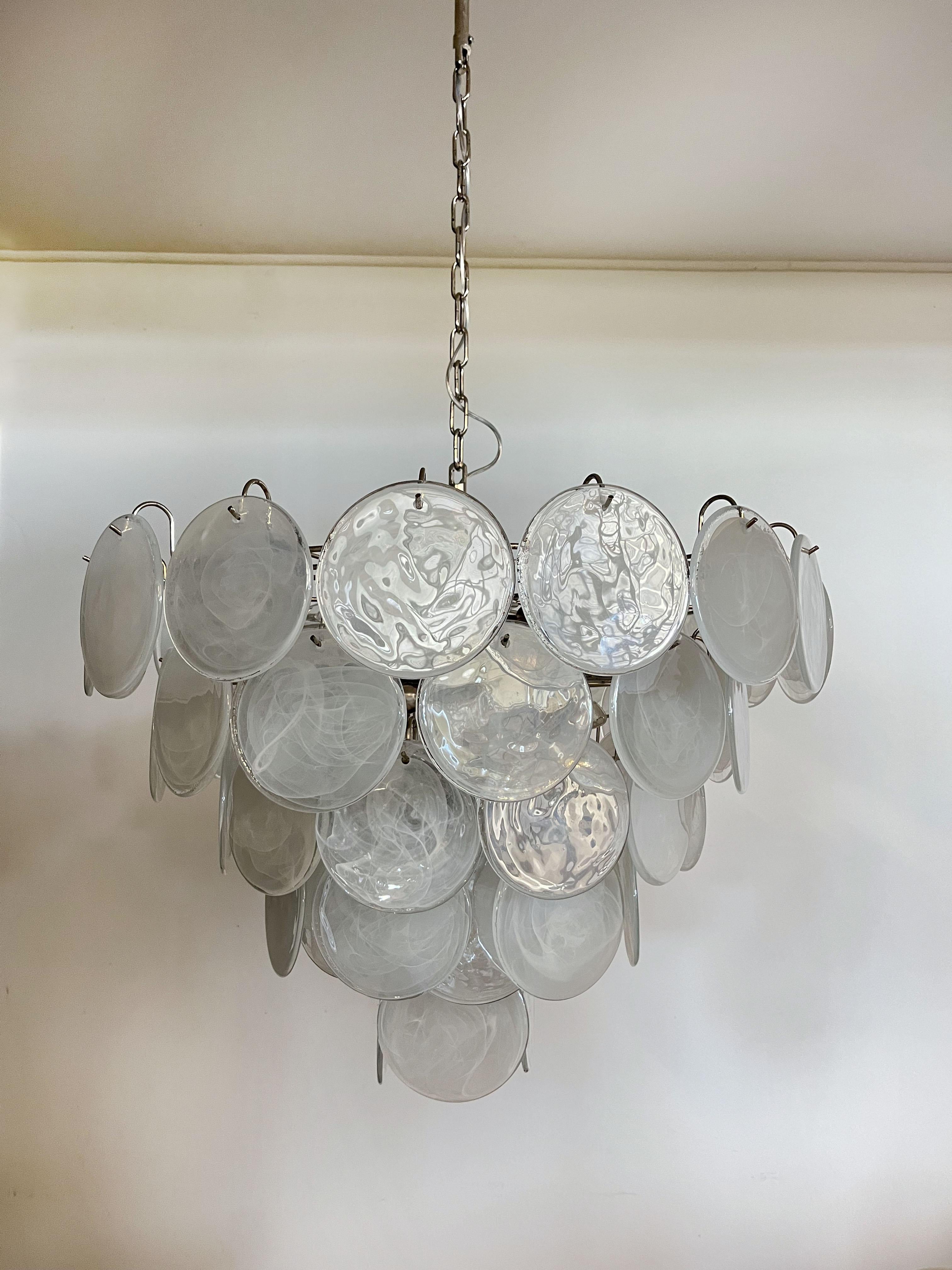 Murano-Kronleuchter, Raumteiler mit 57 weißen albaster- irisierenden Gläsern (Moderne der Mitte des Jahrhunderts) im Angebot