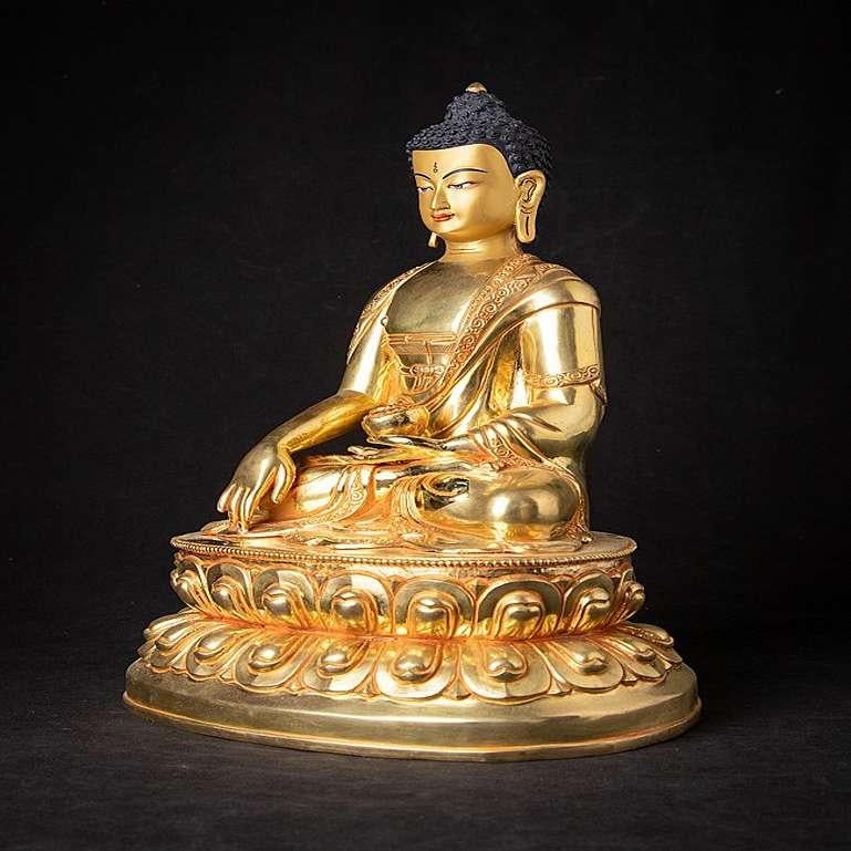 Materiale: bronzo
35,5 cm di altezza 
25,7 cm di larghezza e 20,6 cm di profondità
Peso: 5.075 kg
Dorato a fuoco con oro a 24 krt. - il viso è tradizionalmente dipinto in oro
Bhumisparsha mudra
Originario del Nepal
Di nuova produzione e di