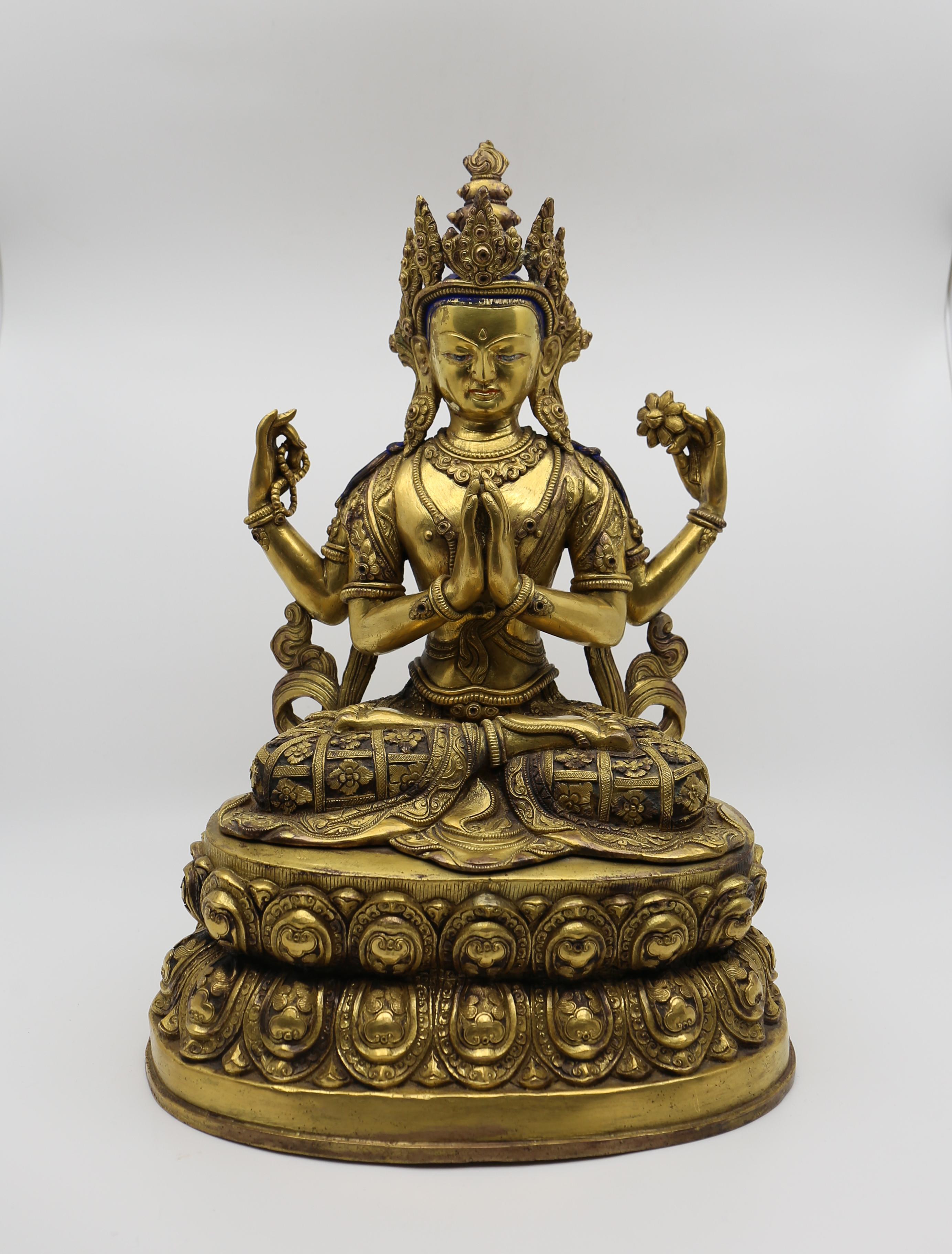 Buddha/Bodhisattva aus vergoldeter Bronze, 20. Jahrhundert.
Fein gegossene Buddha-Statue aus vergoldeter Bronze mit modellierten und eingeschnittenen floralen Motiven. Hervorragendes Exemplar - fein gegossen, schön modelliert, mit einer schönen