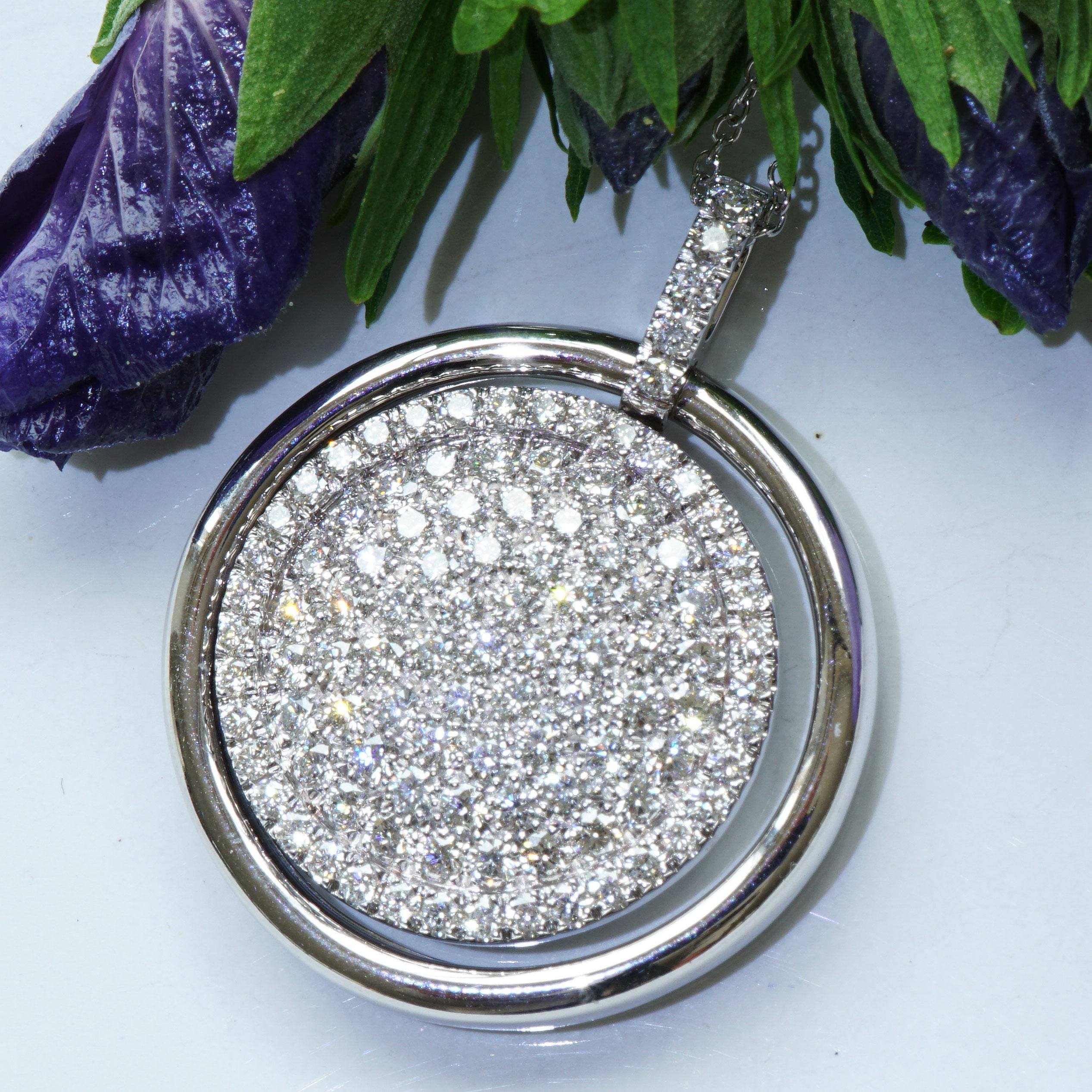 Taille brillant Pendentif brillant de 3,55 carats poids total VS avec chaîne de 82 cm d'une merveilleuse qualité de fabrication en vente