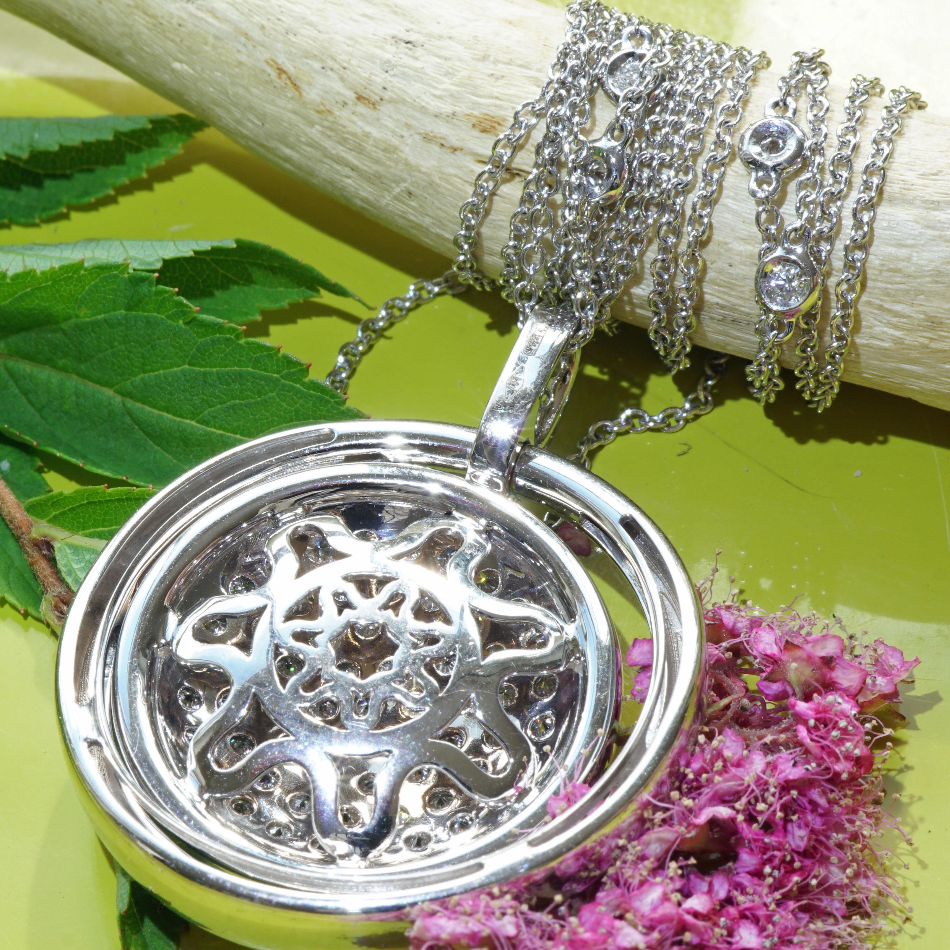 Pendentif brillant de 3,55 carats poids total VS avec chaîne de 82 cm d'une merveilleuse qualité de fabrication en vente 3