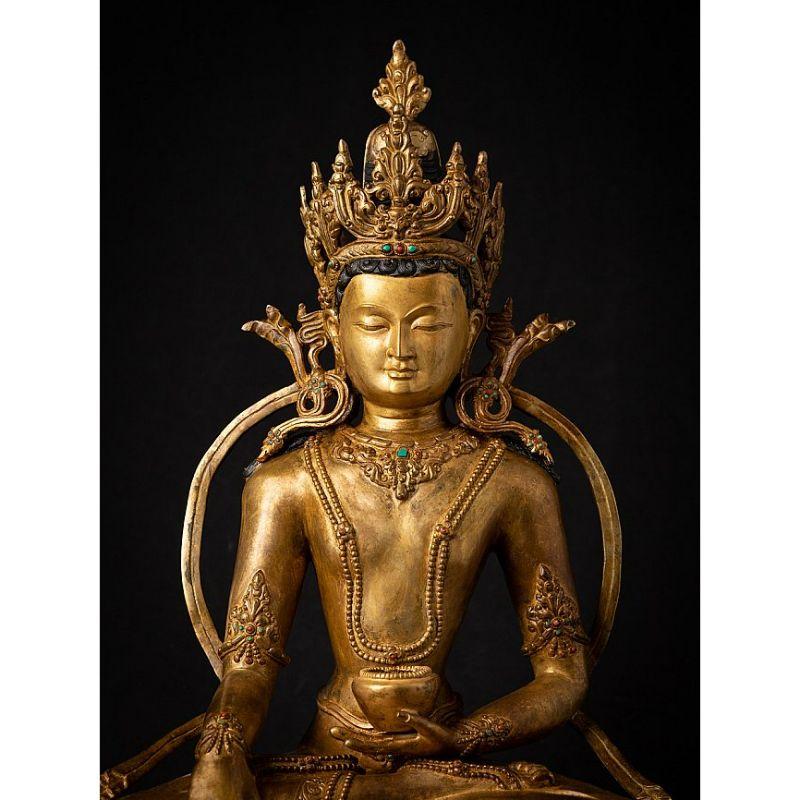 Materiale: bronzo
Misure: 57 cm di altezza 
44 cm di larghezza e 34 cm di profondità
Peso: 13.25 kg
Dorata a fuoco con oro 24 krt.
Bhumisparsha mudra
Originario del Nepal
Metà del XX secolo
Intarsiato con pietre preziose
Qualità molto