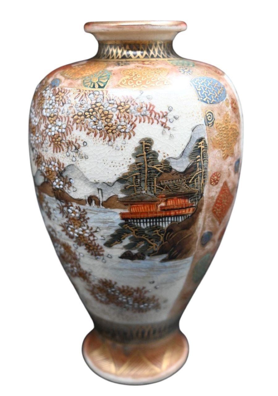 Eine seltene Antiquität  handbemalte japanische Satsuma-Steingutvase, signiert
Gute Qualität
Guter Gesamtzustand, keine Chips, Risse oder Restaurierungen
Höhe 14 cm