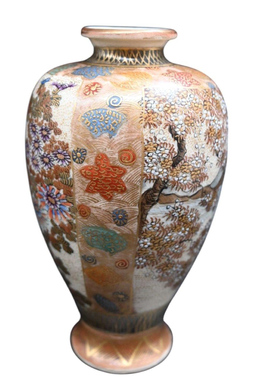 Hochwertige alte japanische Satsuma  Vase aus Steingut, um 1900, Meiji-Periode (Handbemalt) im Angebot