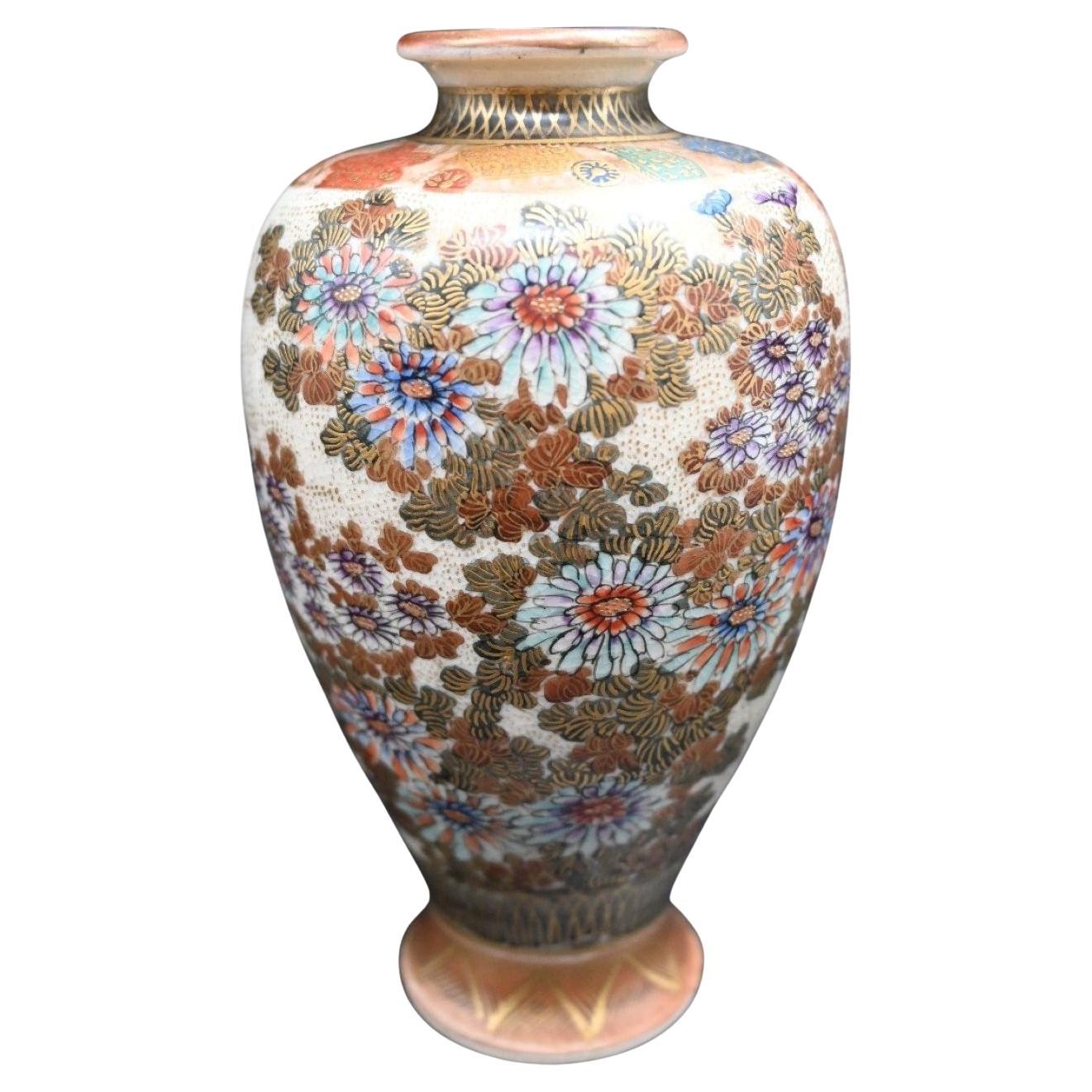 Hochwertige alte japanische Satsuma  Vase aus Steingut, um 1900, Meiji-Periode im Angebot