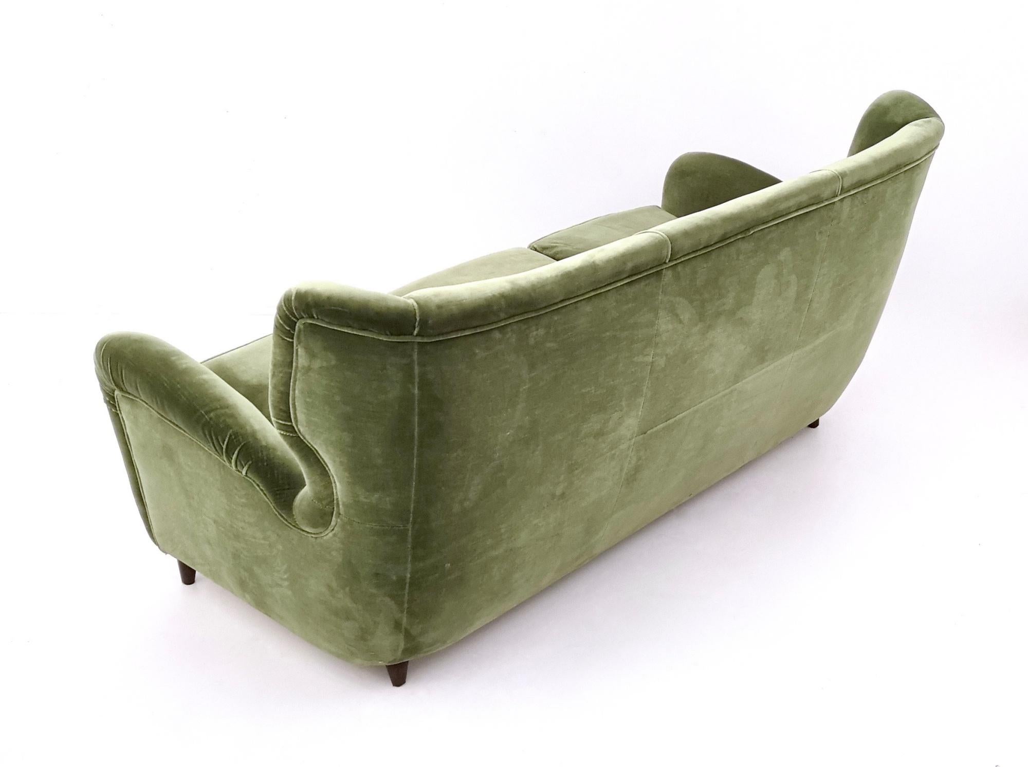 High-Quality Olive Green Velvet Sofa with Ebonized Wood Feet, Italy, 1950s In Excellent Condition In Bresso, Lombardy