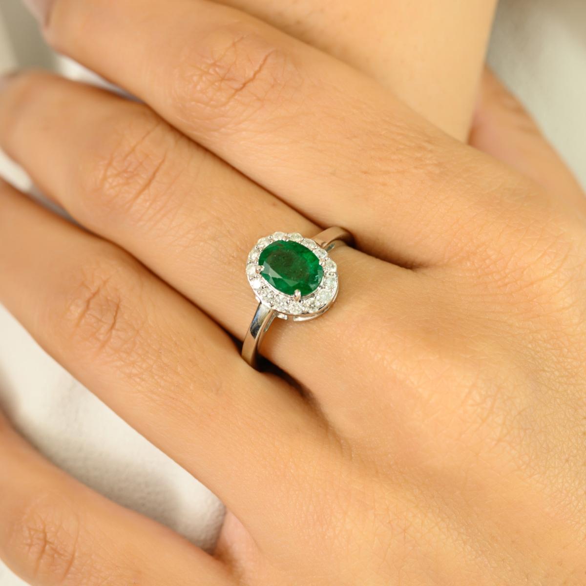 in vendita:  Anello di fidanzamento con diamante ovale aureolato di alta qualità in oro bianco massiccio 14k 2