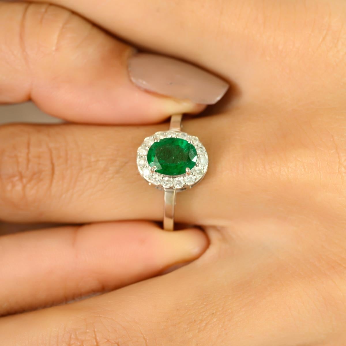 in vendita:  Anello di fidanzamento con diamante ovale aureolato di alta qualità in oro bianco massiccio 14k 4