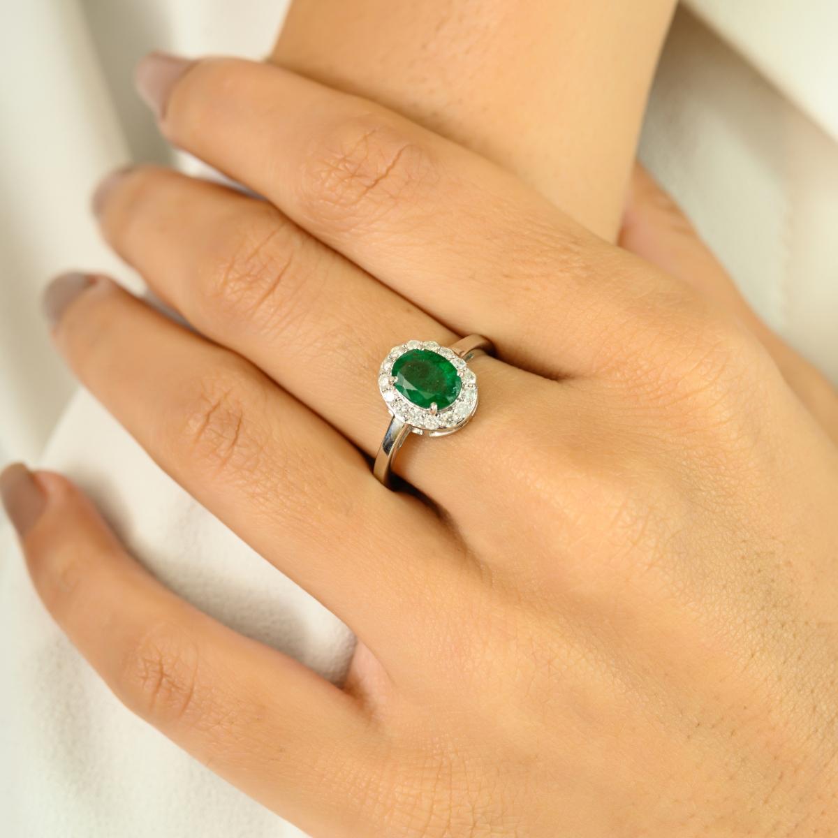 in vendita:  Anello di fidanzamento con diamante ovale aureolato di alta qualità in oro bianco massiccio 14k 6