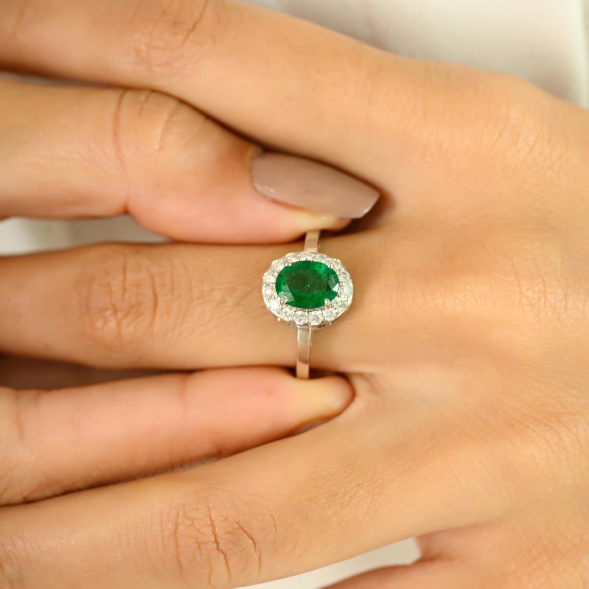 in vendita:  Anello di fidanzamento con diamante ovale aureolato di alta qualità in oro bianco massiccio 14k 8