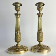 Coppia di candelieri in bronzo dorato impero di alta qualità, Francia, anni '20 del XIX secolo