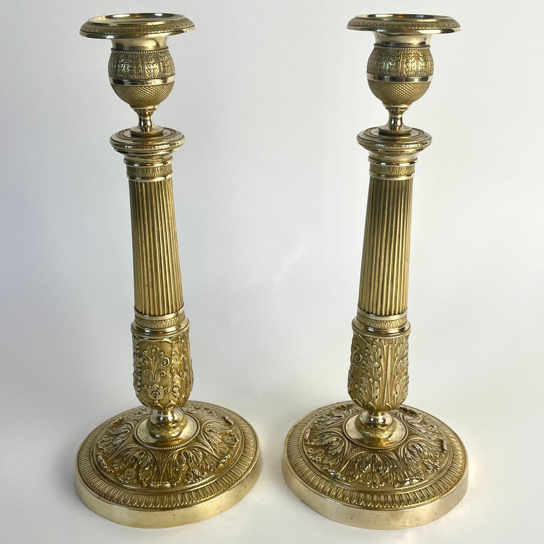 French High-Quality Pair of Empire Gilt Bronze Candlesticks, France, 1820s For Sale