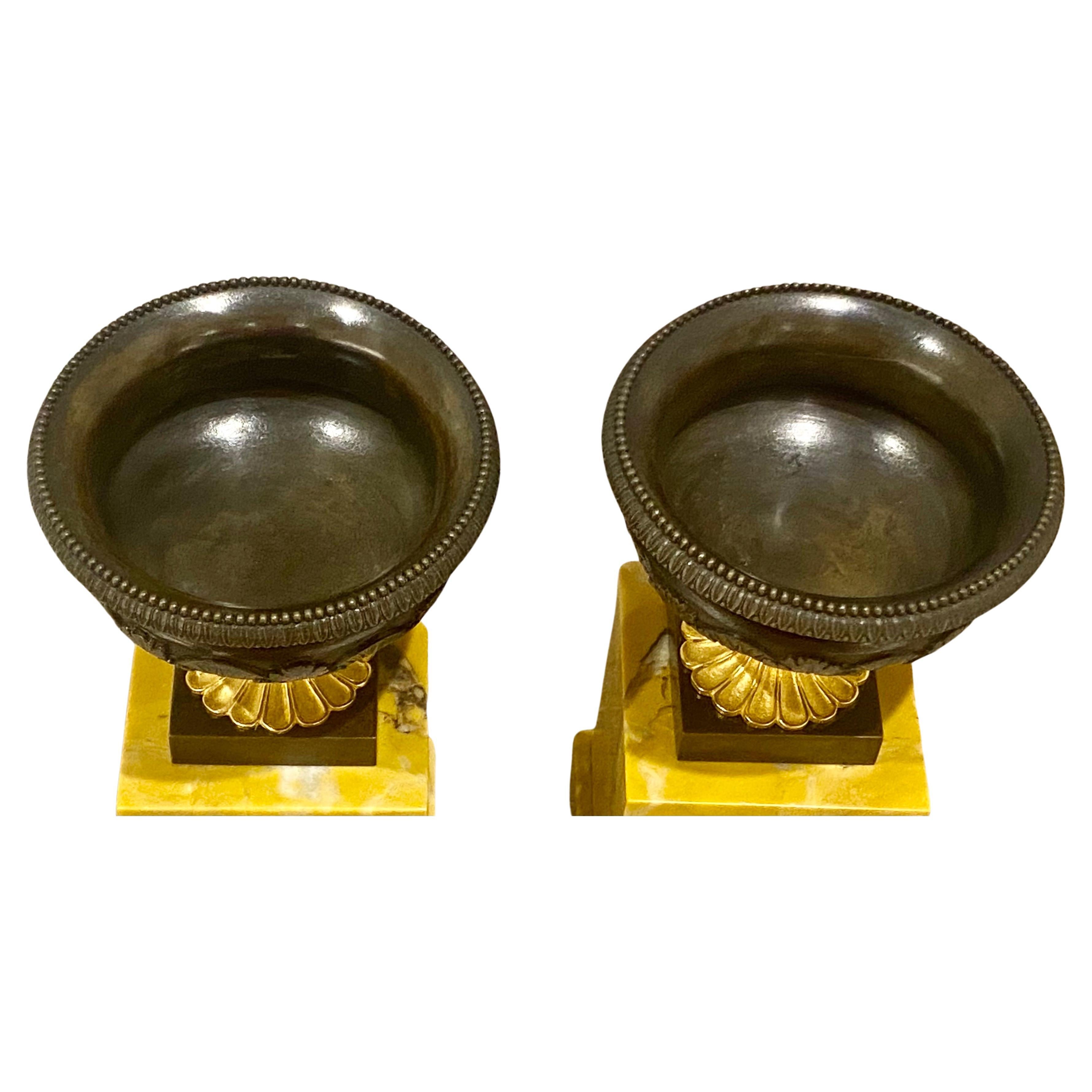 Paire de tazza de haute qualité de style Régence en bronze et marbre de Sienne, datant d'environ 1820 en vente 3