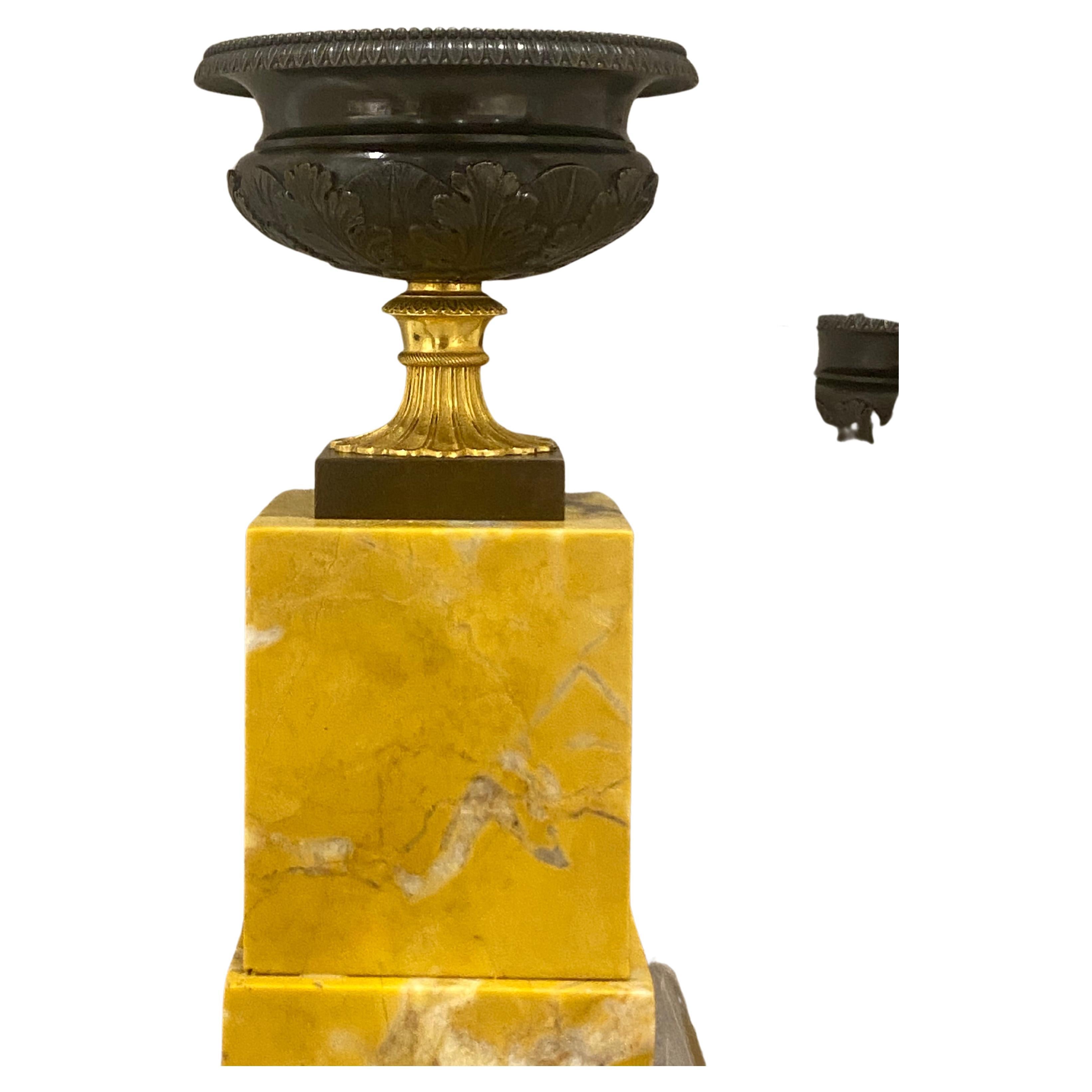 Paire de tazza de haute qualité de style Régence en bronze et marbre de Sienne, datant d'environ 1820 en vente 6